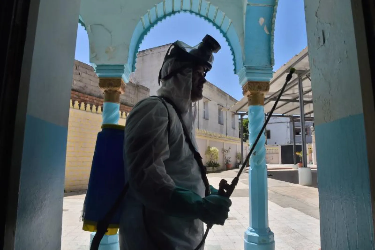 تعقيم أحد المساجد في الجزائر العاصمة (أ.ف.ب)