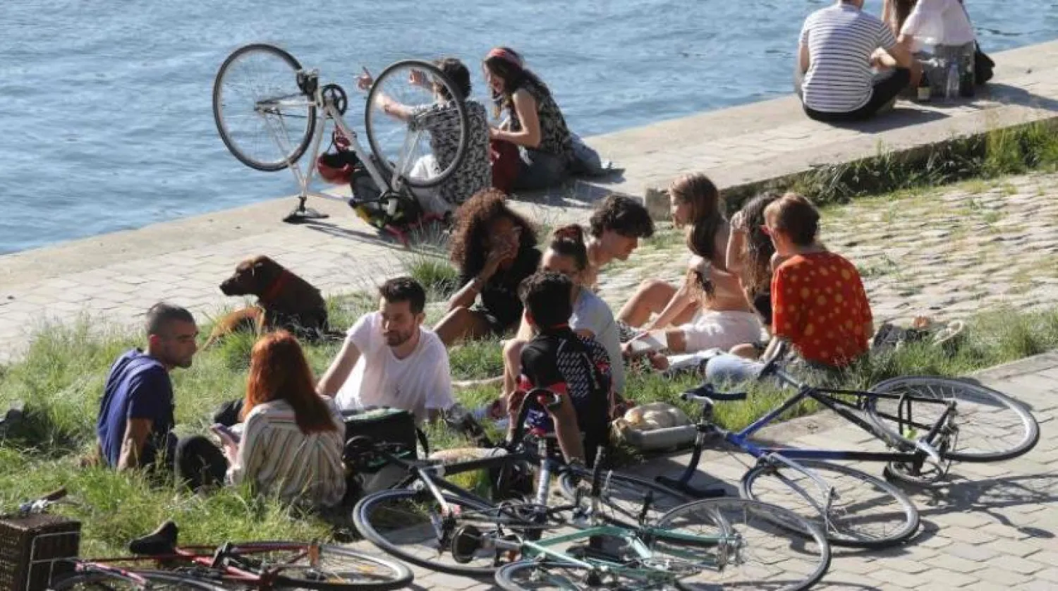 İnsanlar Paris'te Sen Nehri kıyısında toplanıyor (AFP)
