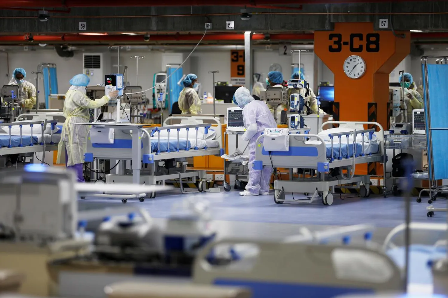 Doctors and nurses at a makeshift ICU set up by Bahrain authorities to treat the coronavirus critical patients, at a car-park of Bahrain Defense Force Hospital in Riffa, Bahrain, April 14, 2020. (Reuters)