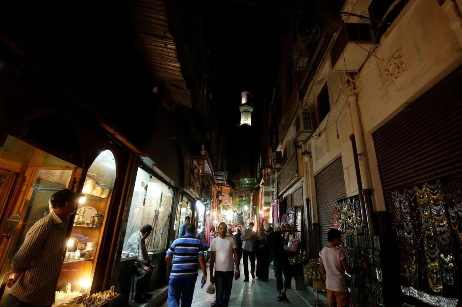 Vendors wait for customers in a popular tourist area named Khan el-Khalili at al-Hussein and Al-Azhar districts in old Islamic Cairo, Egypt August 18, 2016. (Reuters)