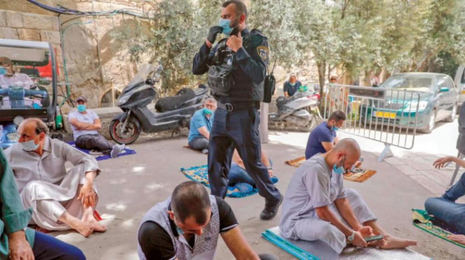 Koronavirüs salgını nedeniyle kapalı olan Mescid-i Aksa’nın dışındaki radikal Yahudiler ve İsrail polisi (AFP)