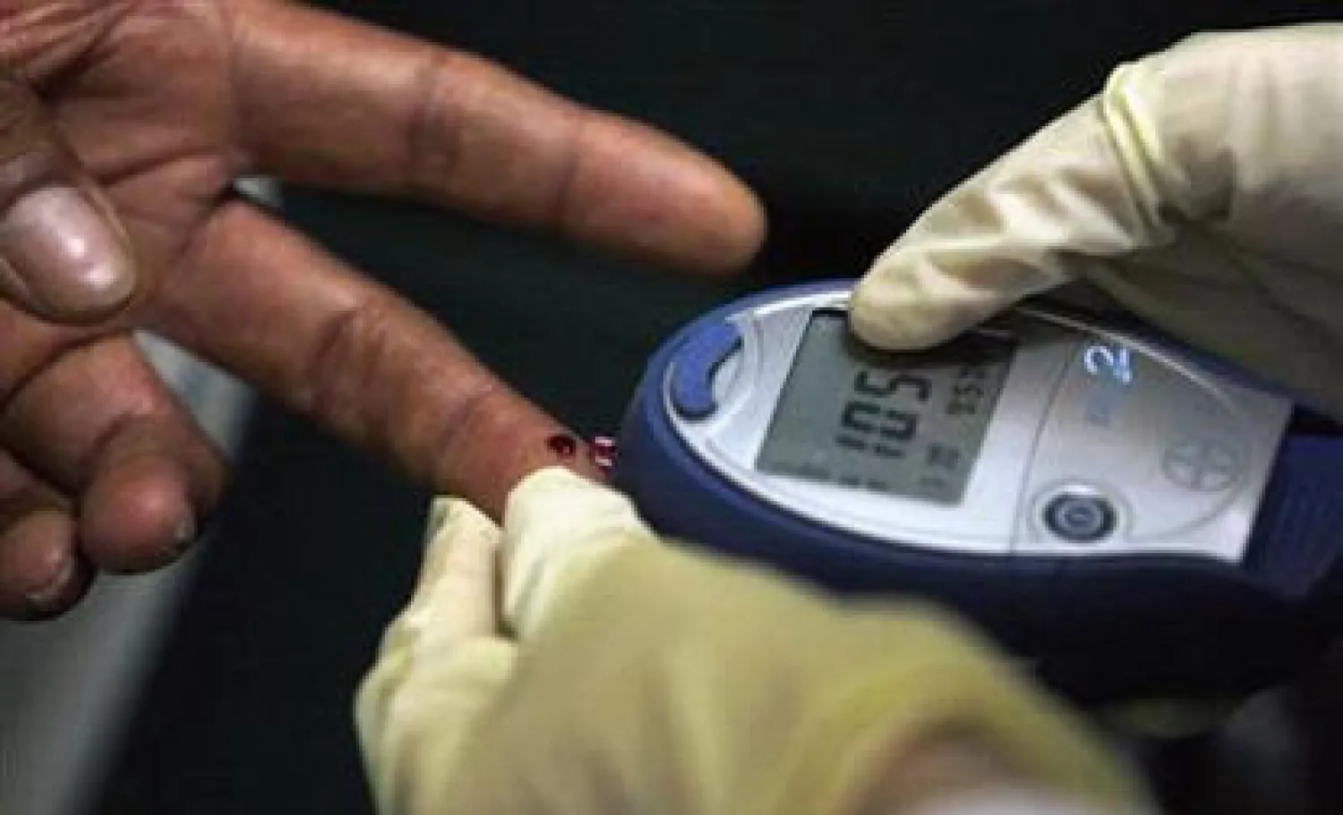 مريض يجري فحص السكري (أرشيف - رويترز)