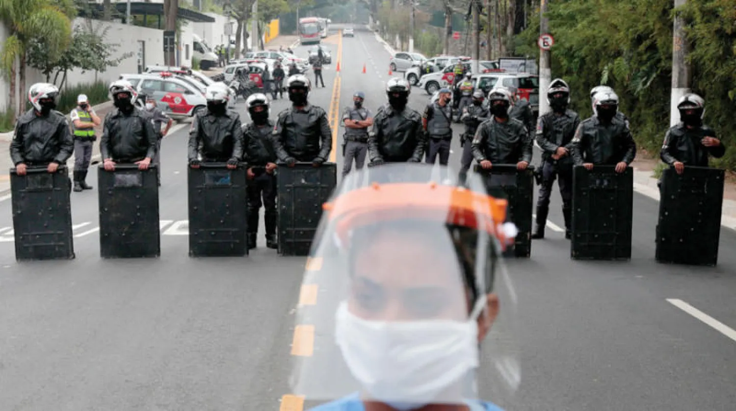 برازيلية تشارك في احتجاجات بمدينة ساو باولو أول من أمس (أ.ف.ب)