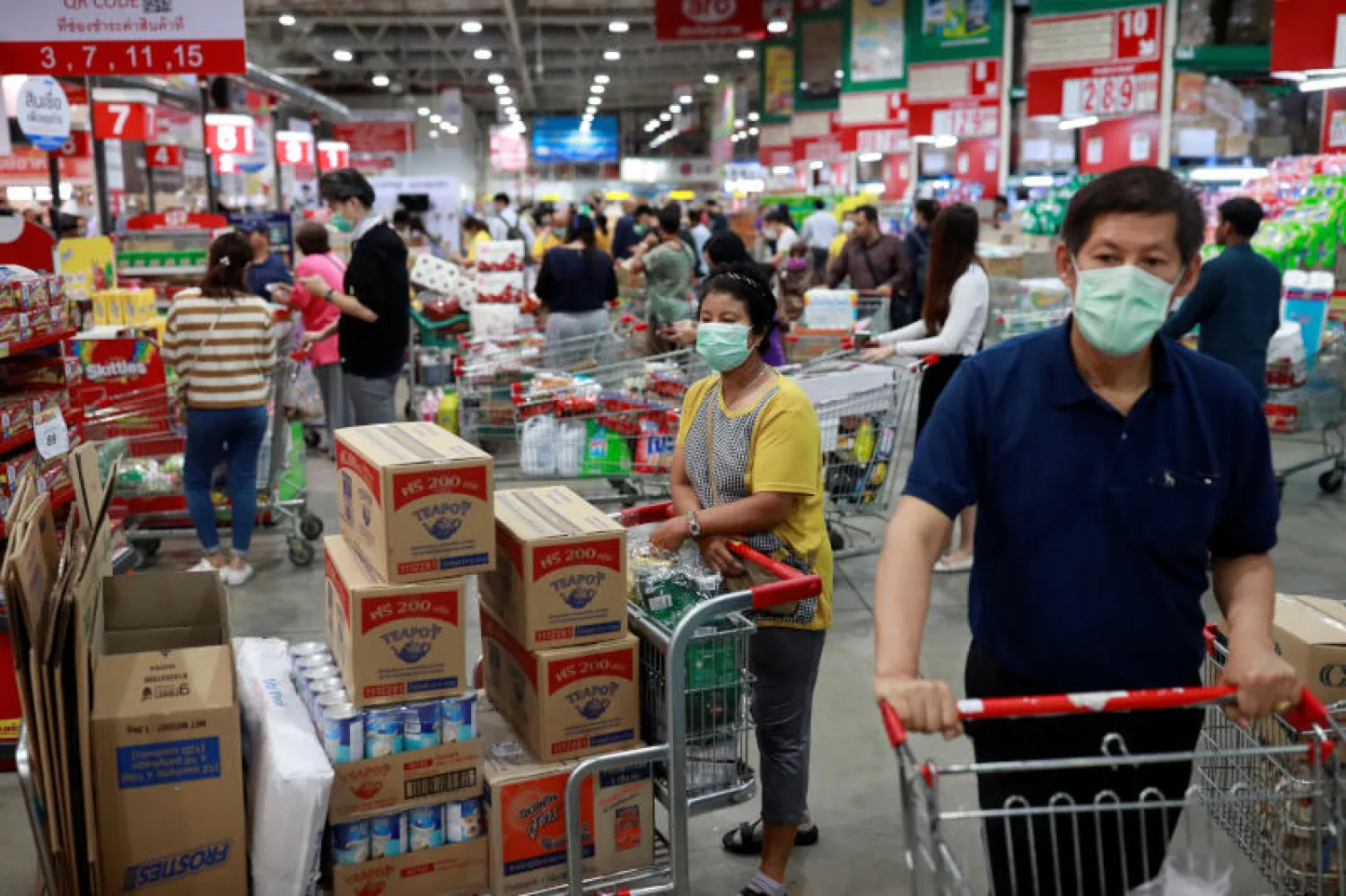 متسوقون بأحد متاجر تايلاند (رويترز)