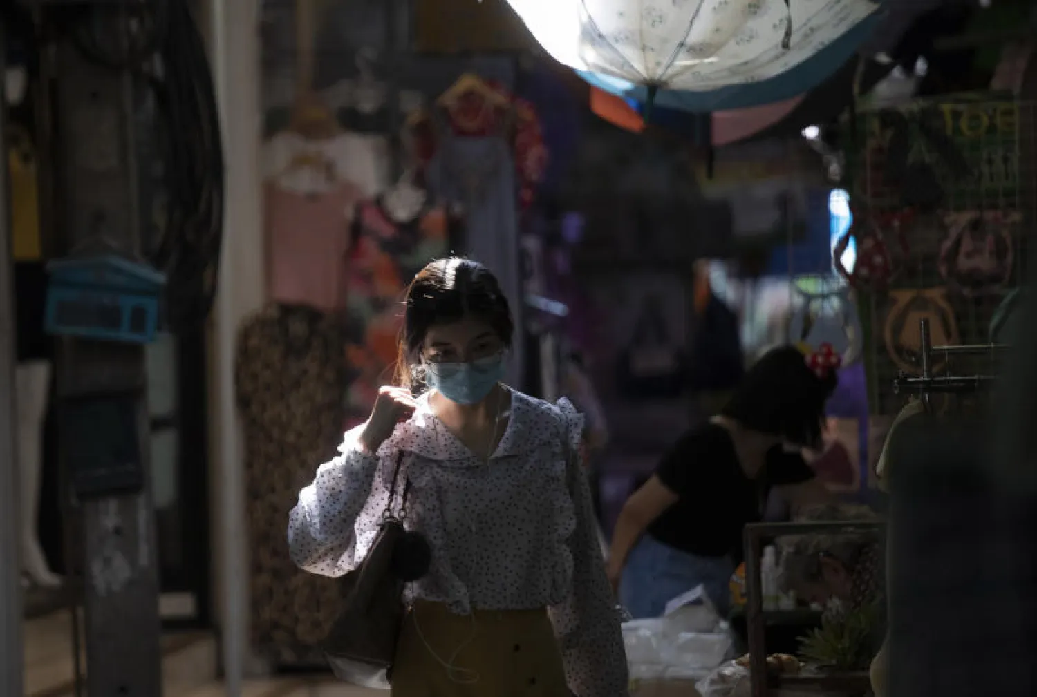 سيدة تايلاندية ترتدي قناعاً واقياً في العاصمة بانكوك (أ.ب)