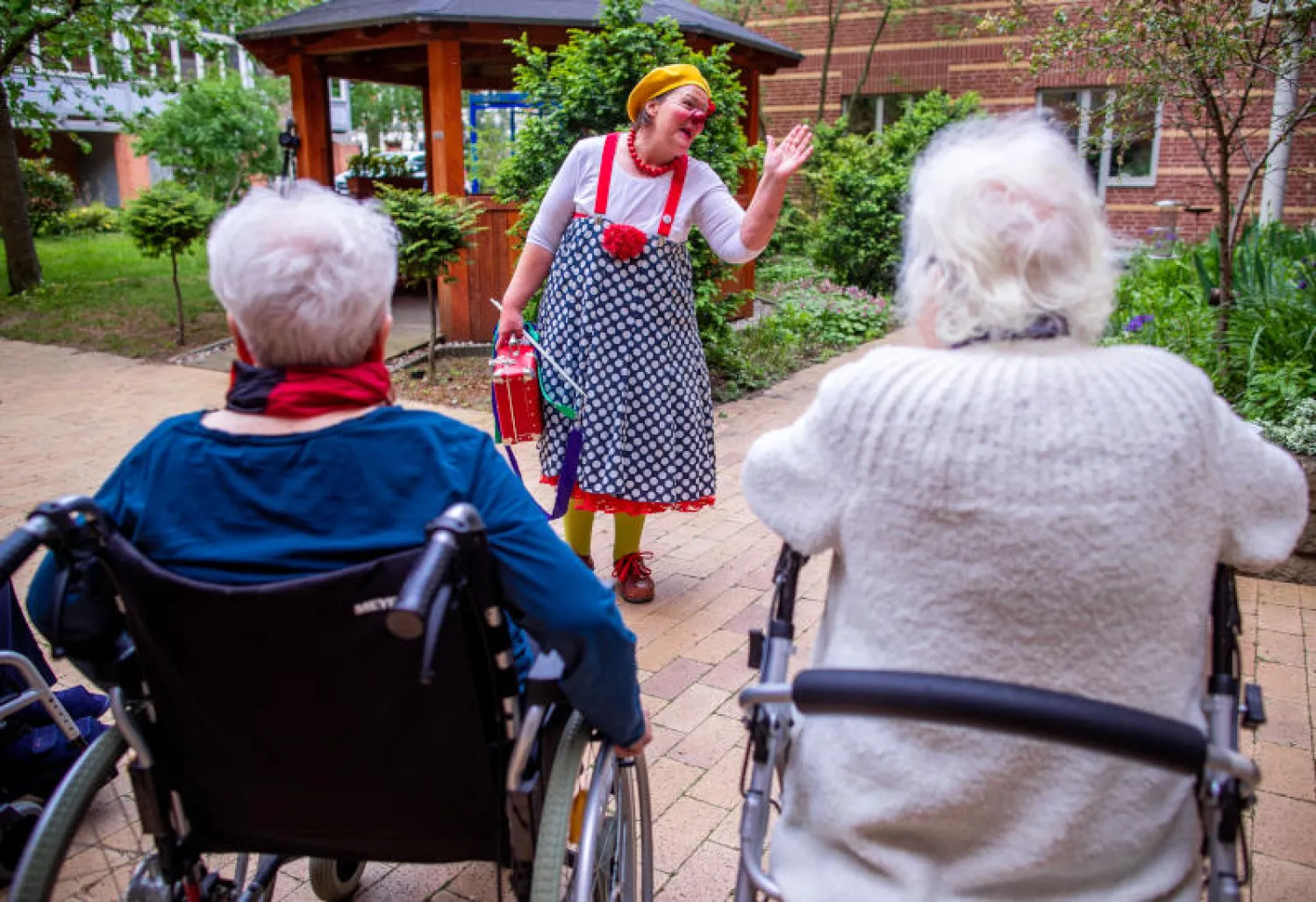مهرّجة ترفّه عن مسنّين في مدينة شفيرين بولاية ميكلينبورغ بشمال ألمانيا (د.ب.أ)