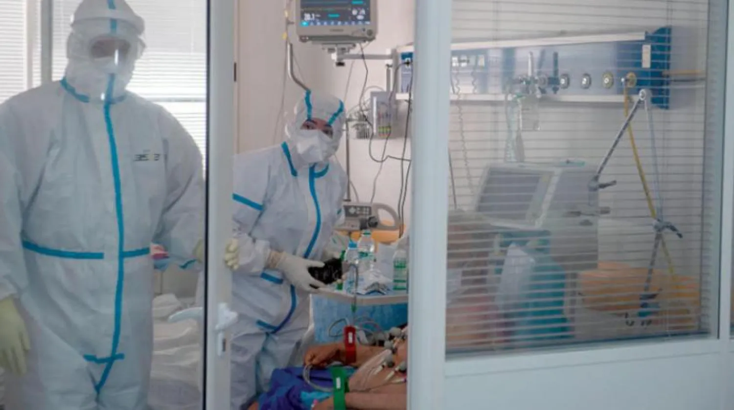 Bir sağlı çalışanı geçtiğimiz hafta yoğun bakım ünitesindeki Korona hastasını tedavi ederken (EPA)