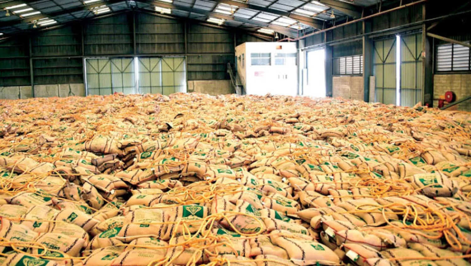 يشهد الأرز وفرة مخزون وسط نشاط الشراء في السعودية لدفعه زكاة للفطر مع نهاية رمضان المبارك (الشرق الأوسط)