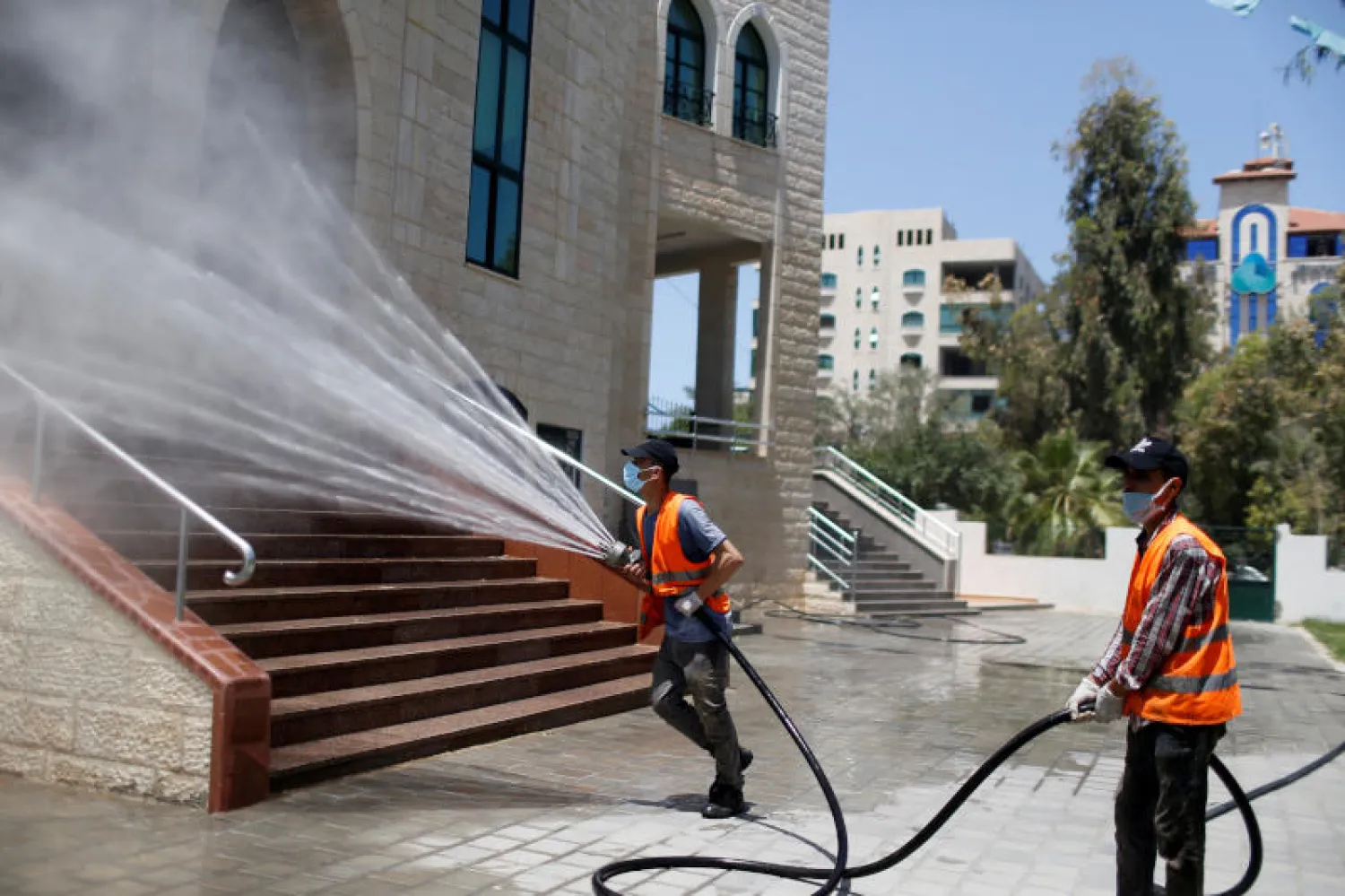 عملية تطهير لمسجد في غزة (رويترز)
