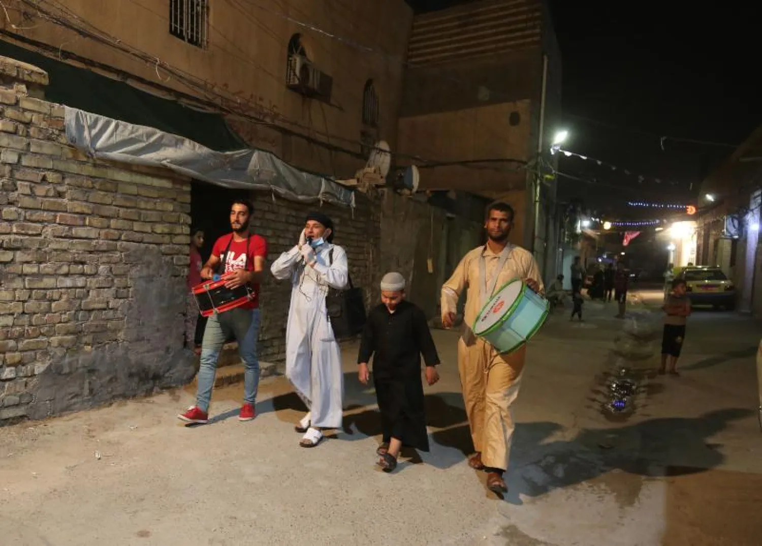 المسحراتي يضرب على طبلته فجراً في بغداد (أ.ف.ب)