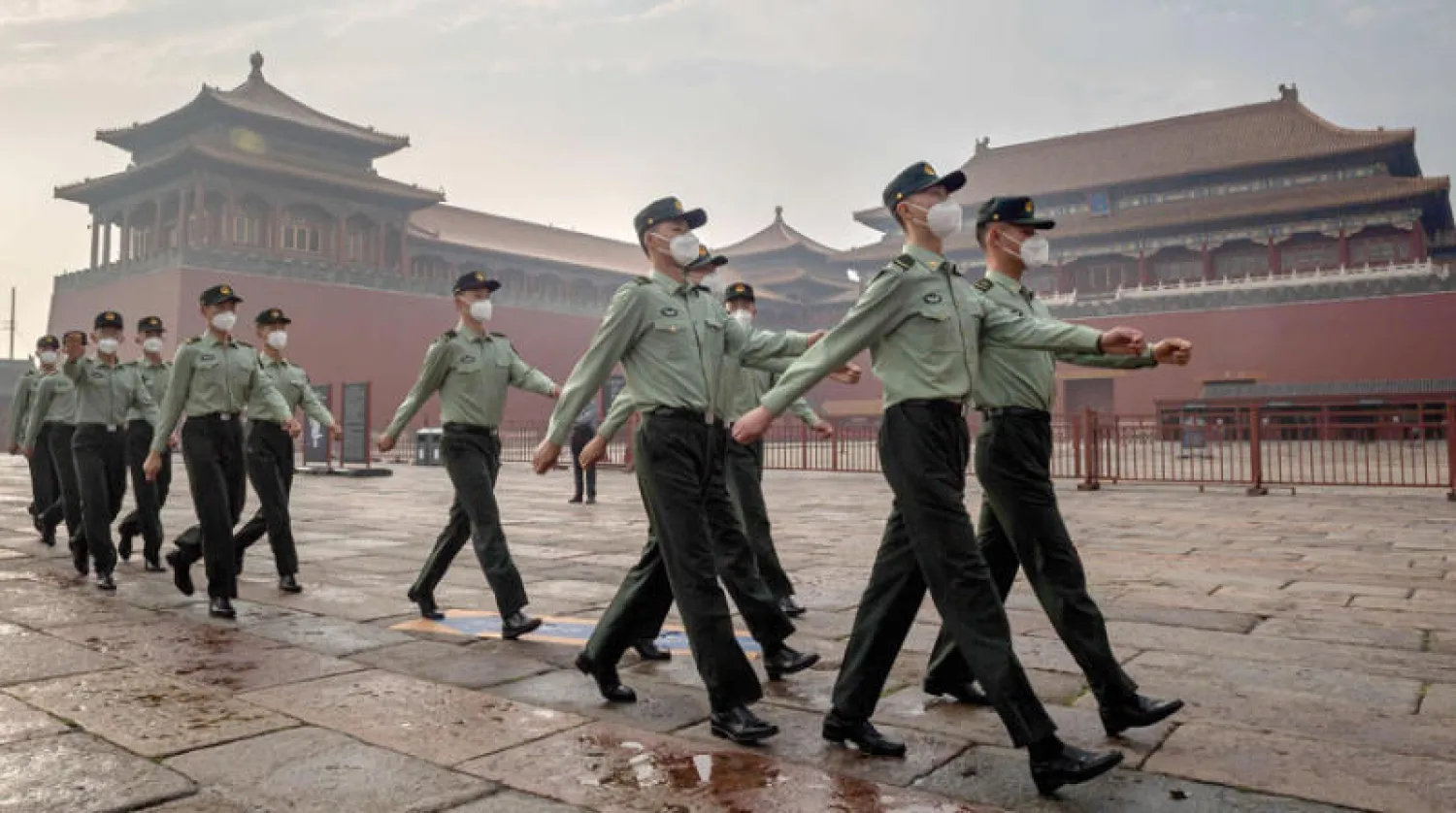 جنود صينيون عند مدخل «المدينة المحرمة» في بكين أمس (أ.ف.ب)