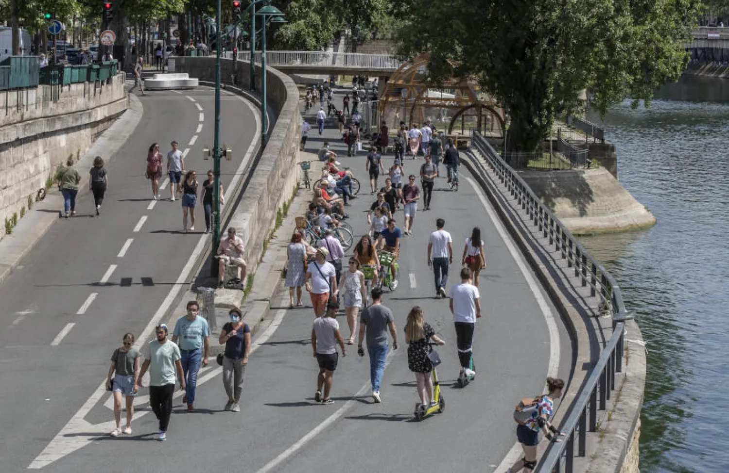 مجموعة من المارة على ضفة نهر السين في باريس (أ. ب)