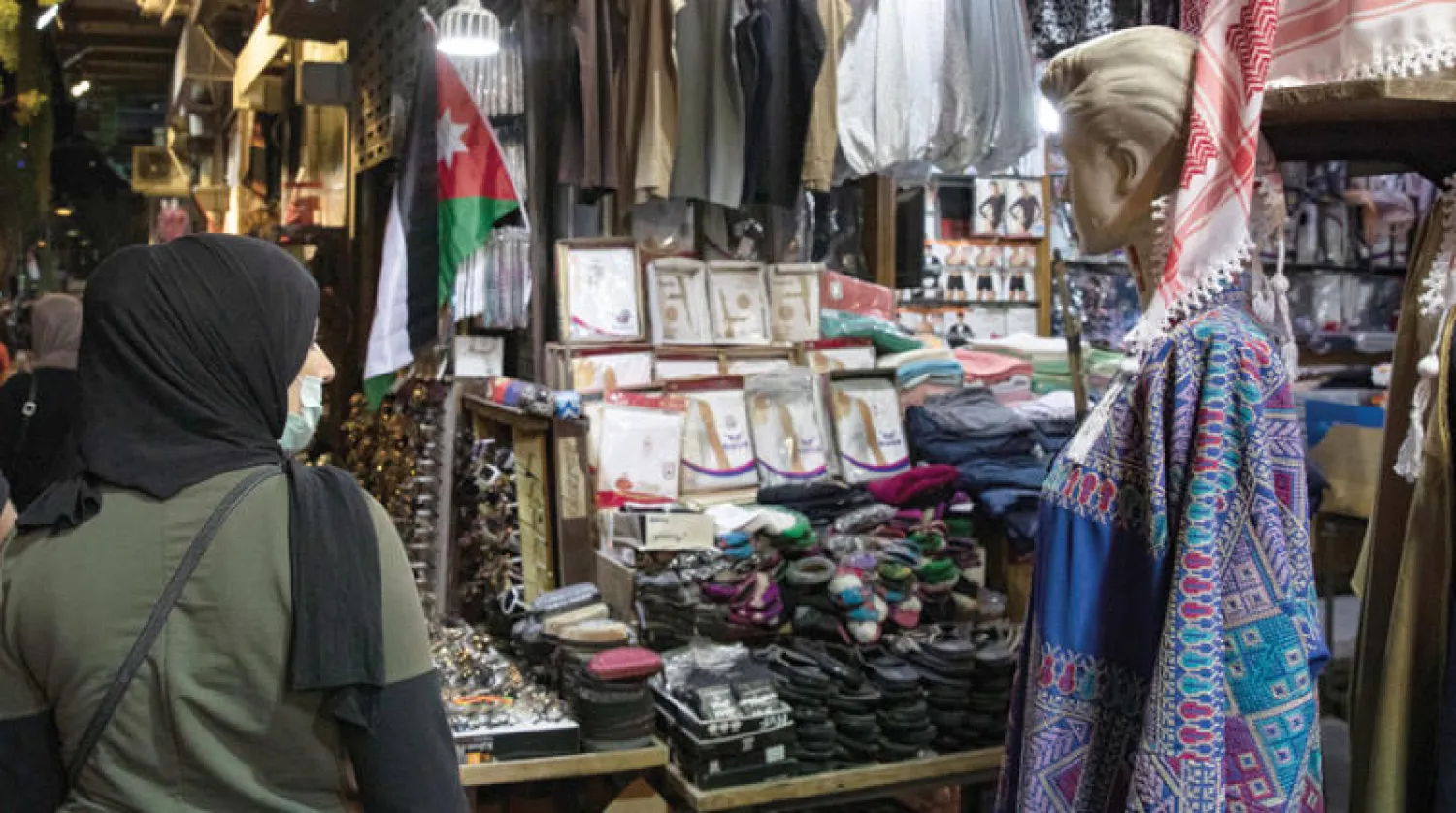 سوق في عمّان قبل بداية حظر التجول أول من أمس (إ.ب.أ)