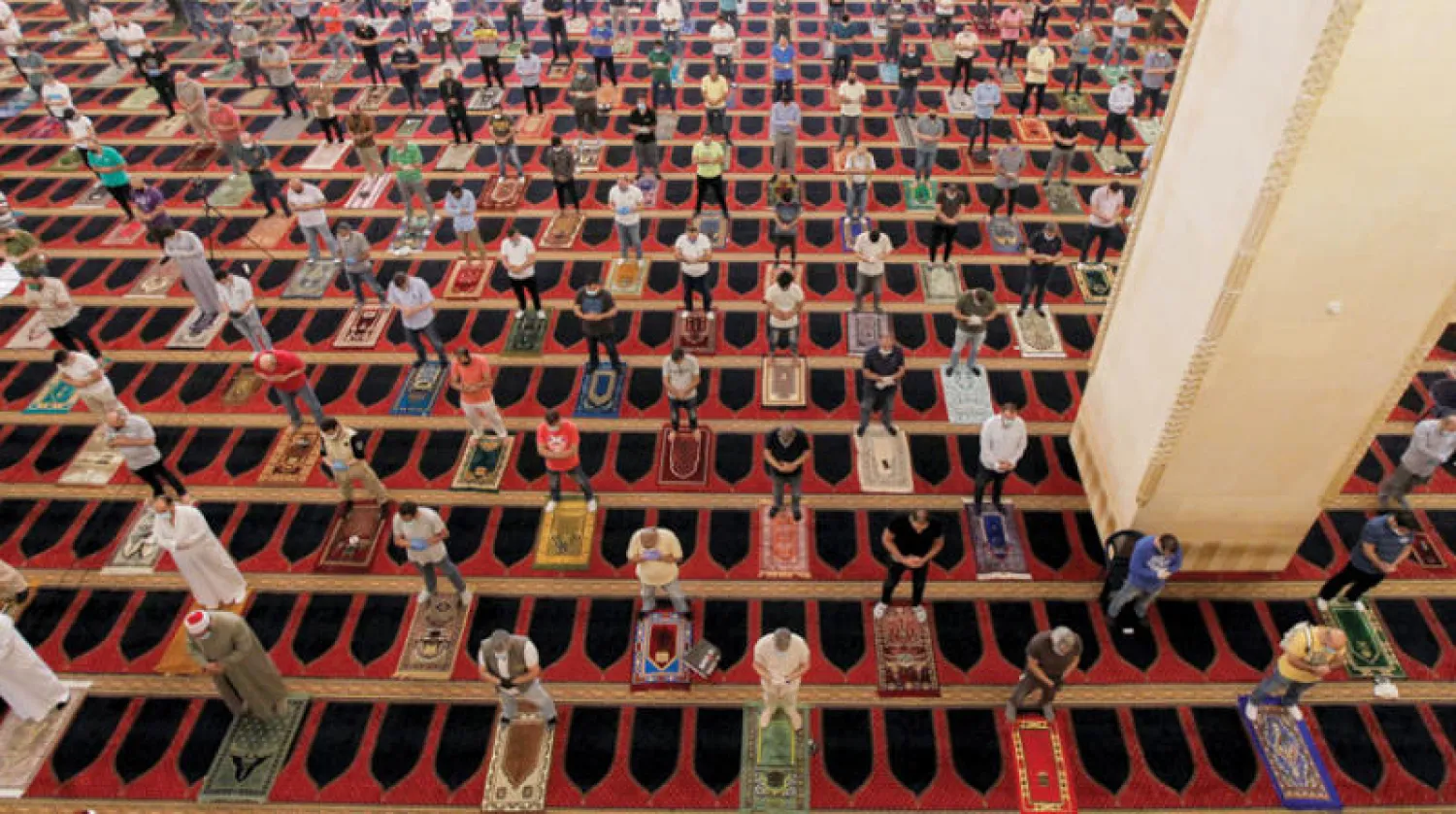 صلاة الجمعة بمسجد في بيروت مع التزام التباعد الاجتماعي أمس (رويترز)