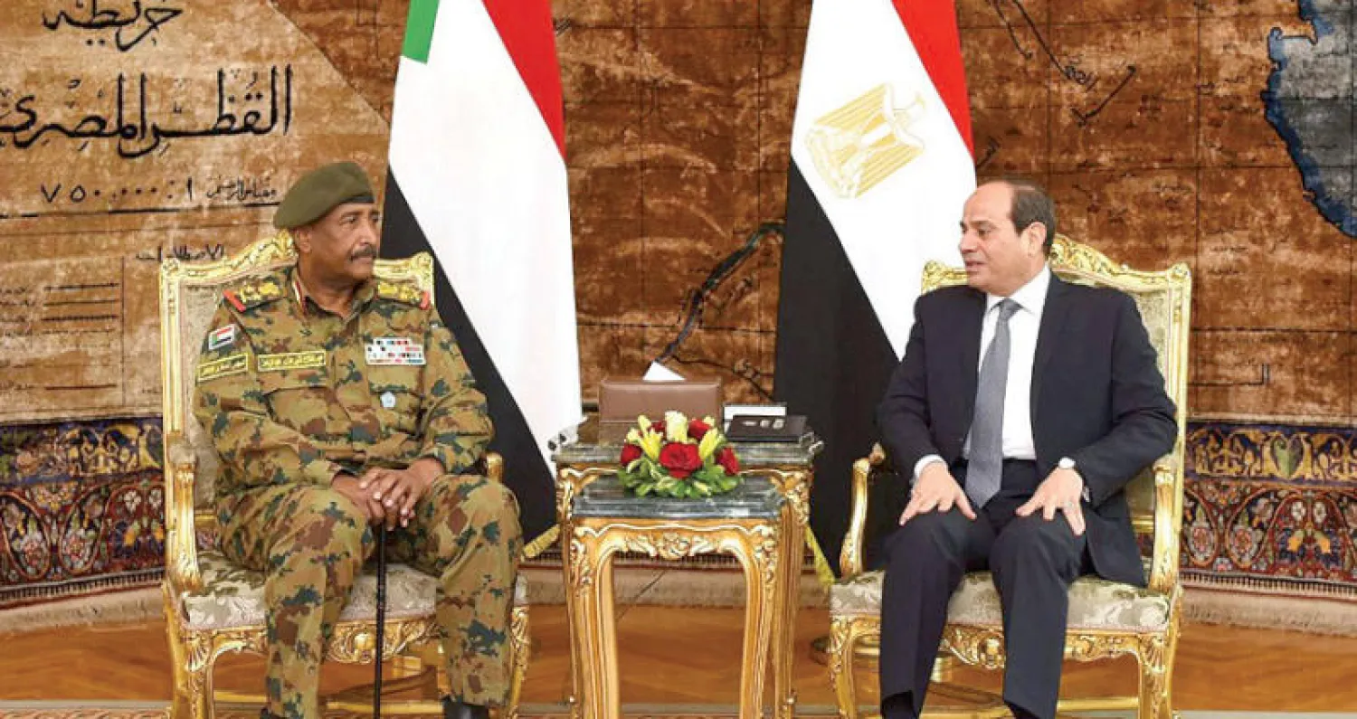 صورة أرشيفية للقاء الرئيسين المصري والسوداني