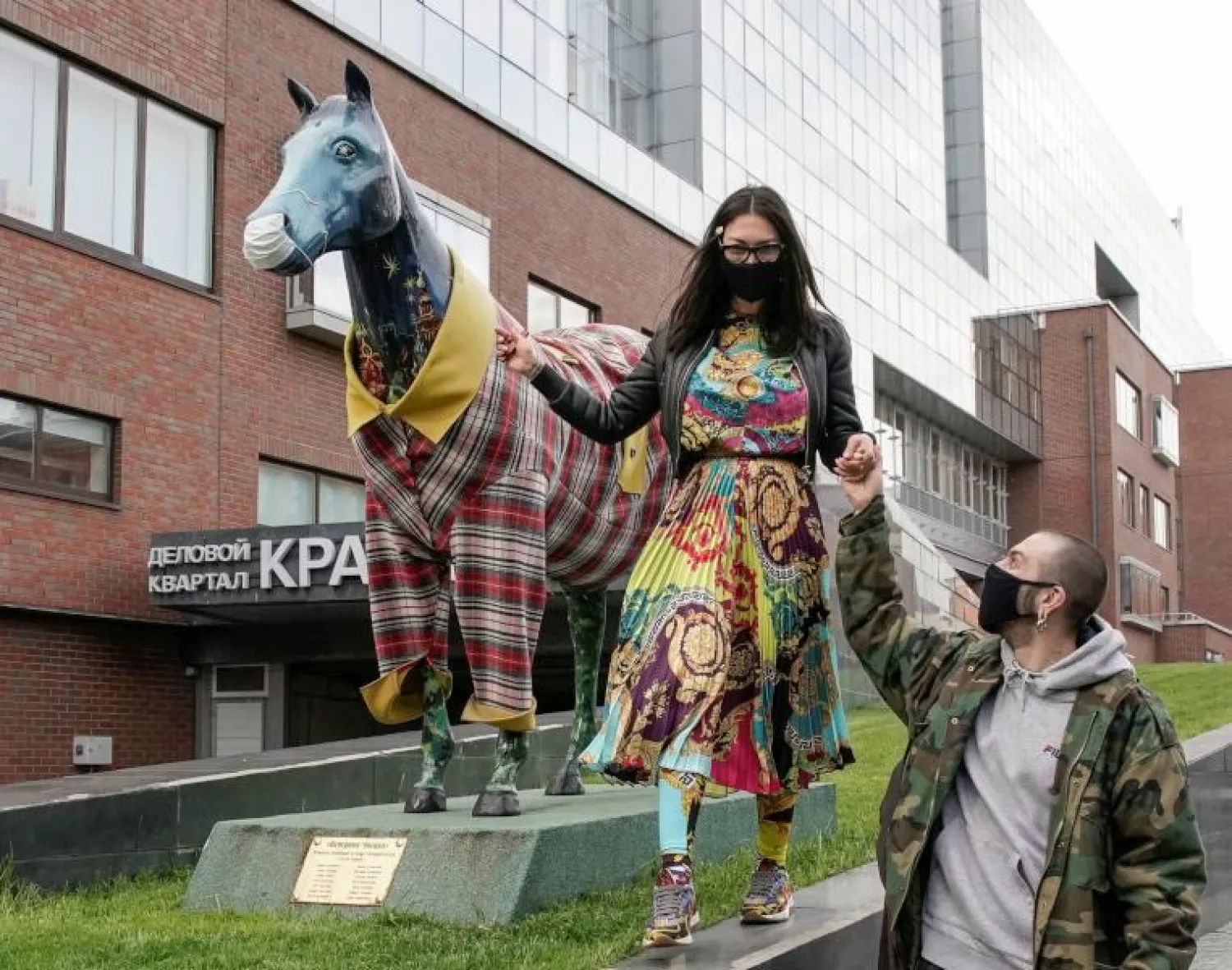 رجل وزوجته في موسكو (رويترز)