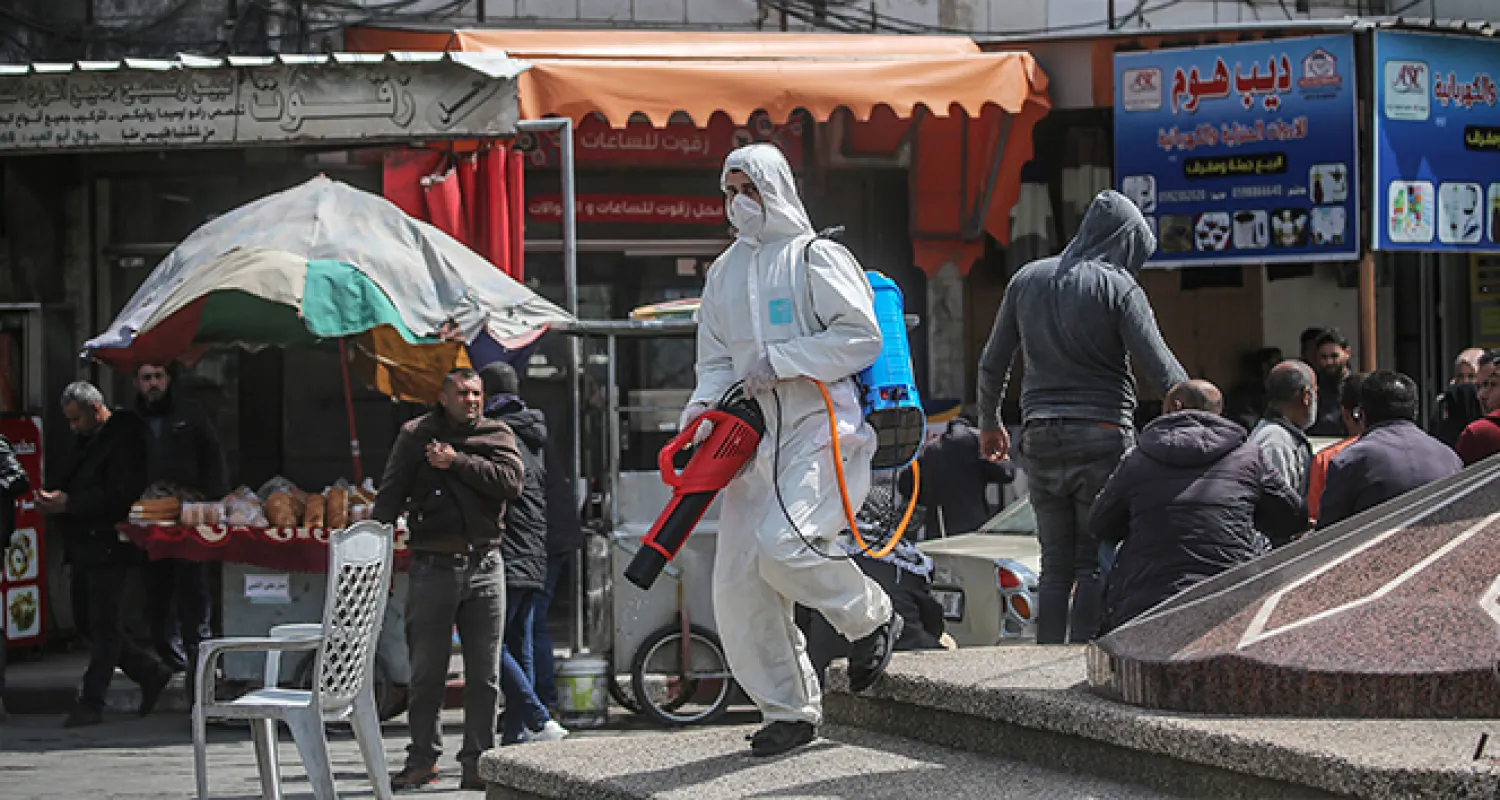 Koronavirüs nedeniyle Gazze sokaklarında sterilizasyon çalışması yürüten bir görevli (Arşiv-İHA) 
