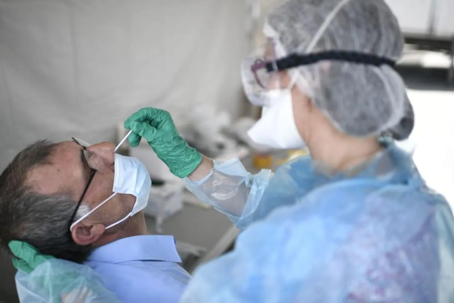 جانب من فحوصات "كورونا" التى تجري لسكان أحد أحياء باريس (أ. ف. ب)