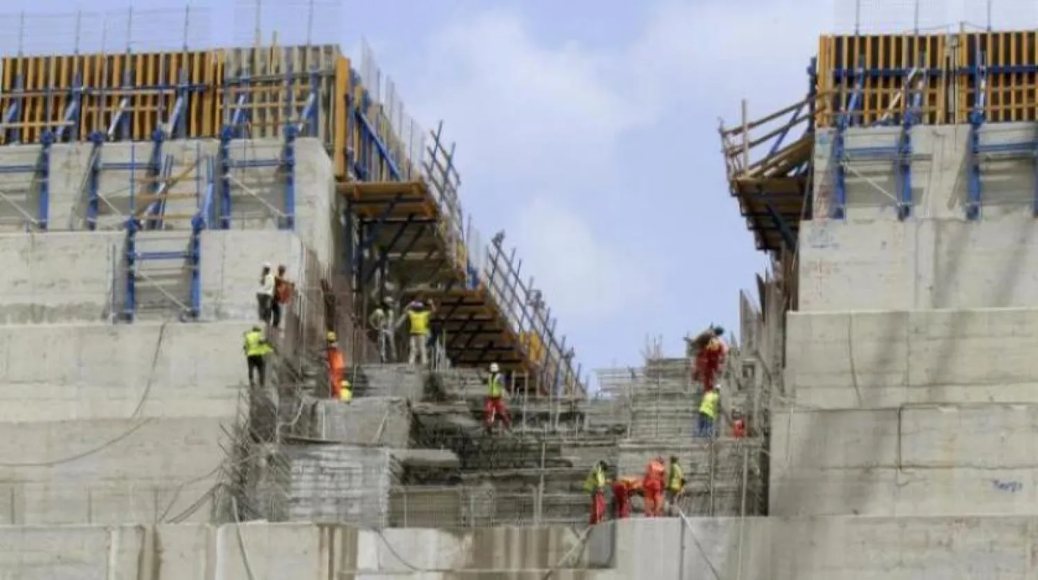 Nahda Barajı inşaatında çalışan işçiler (Arşiv-Reuters)