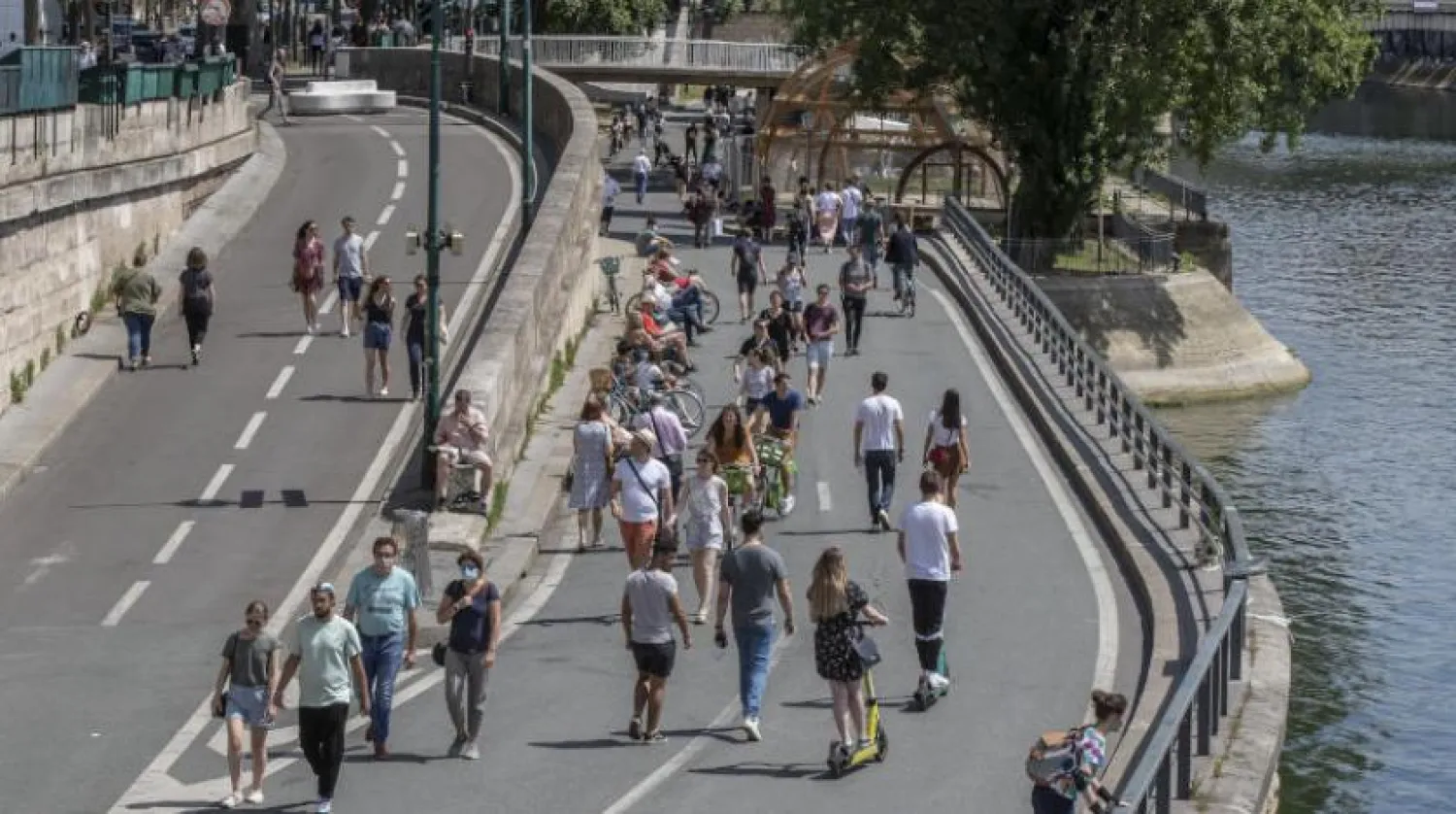 Paris'te Seine kıyısındaki bir grup yoldan geçenler (AP)
