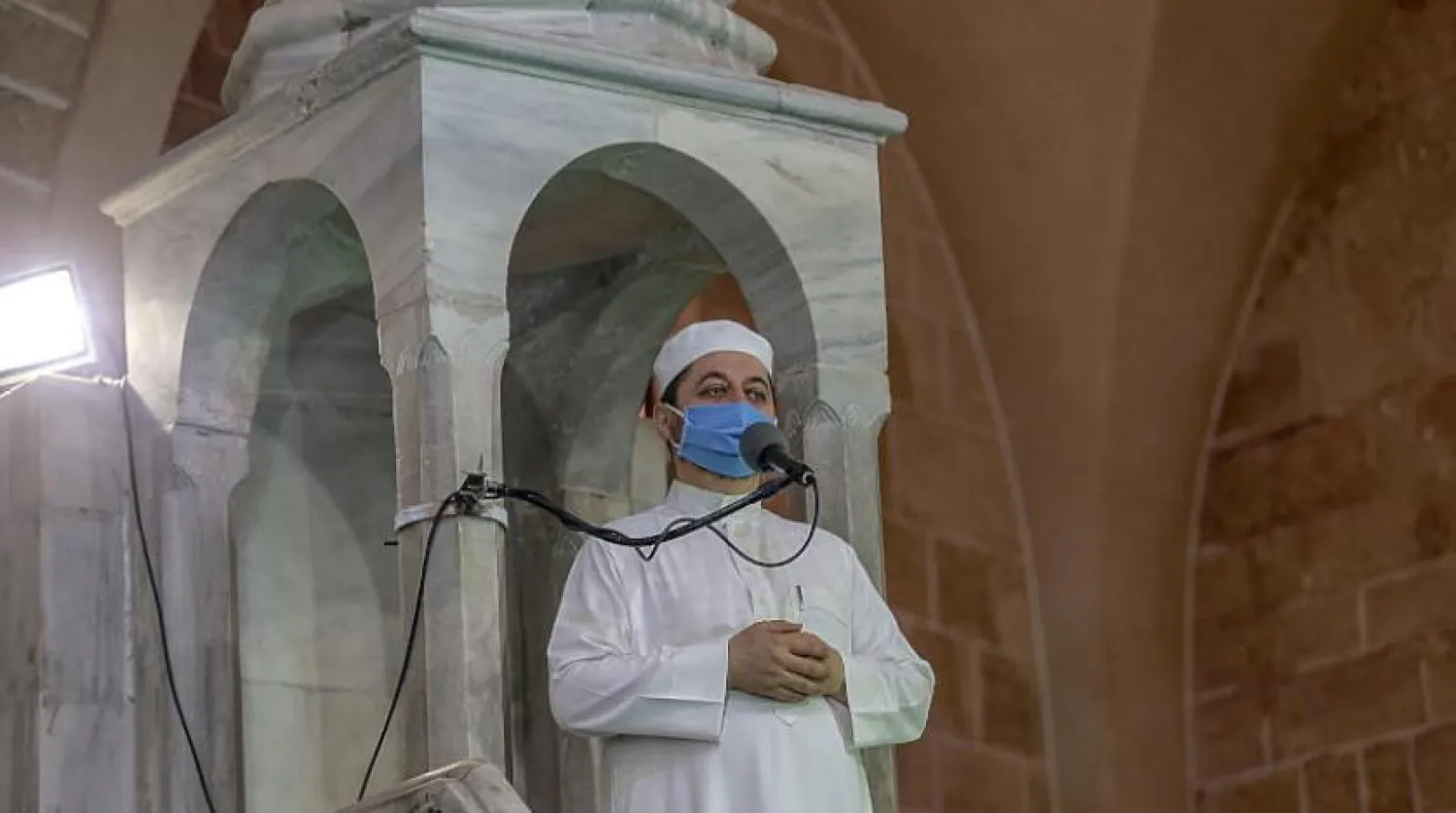 Gazze'de bir camide Cuma namazı sırasında maske takan vaiz (APA)
