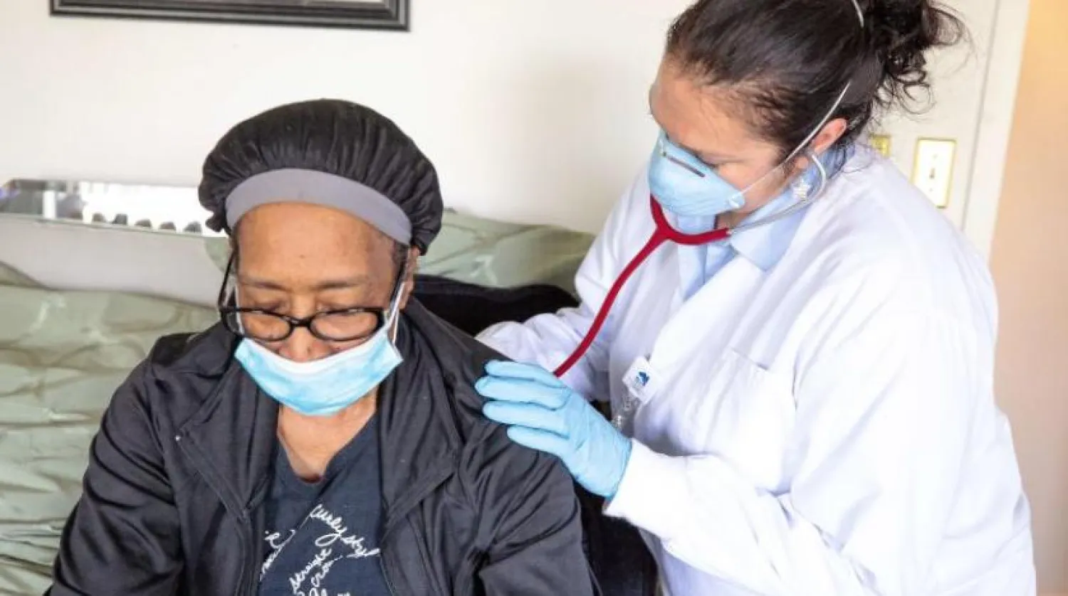 Bir hemşire ABD'nin Maryland eyaletinde koronavirüslü bir hastayı inceliyor (AFP)
