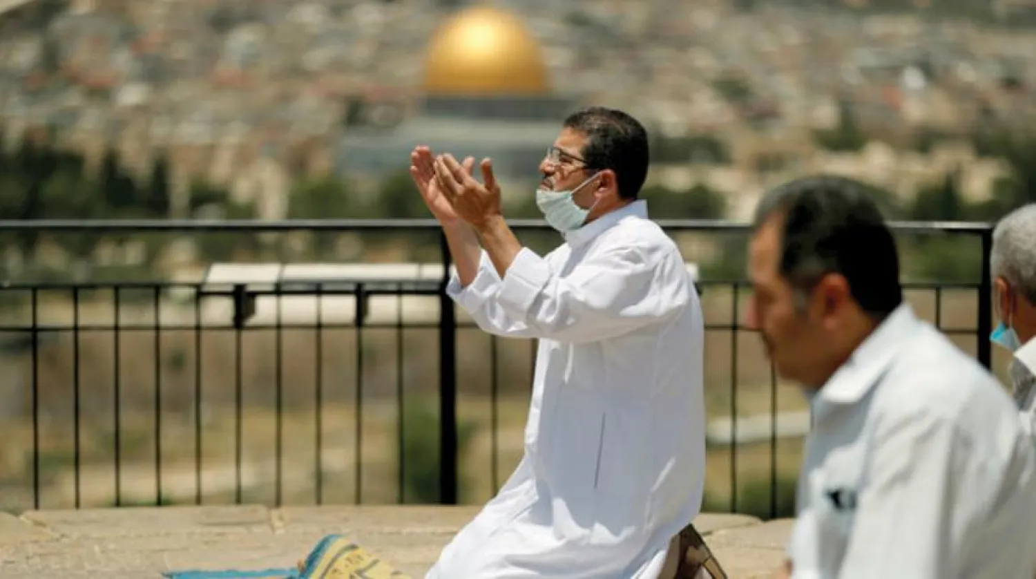 Kudüs’te Ramazan Ayı’nın son Cuma Namazı’nı kılan Filistinler. (Reuters)