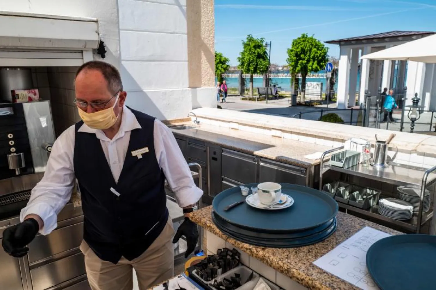 عامل في أحد الفنادق الألمانية (أ.ف.ب)