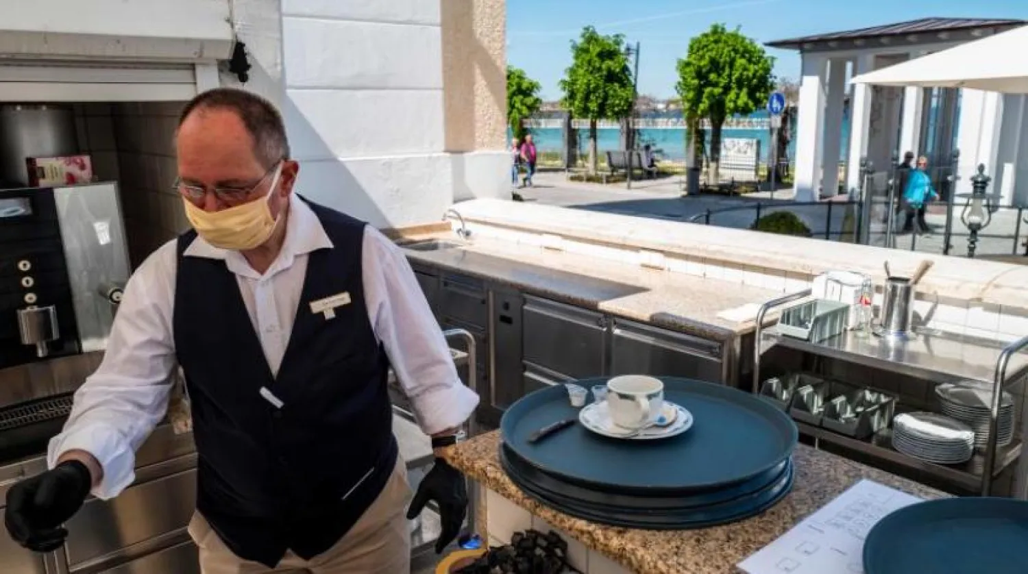 Alman bir otel çalışanı (AFP)
