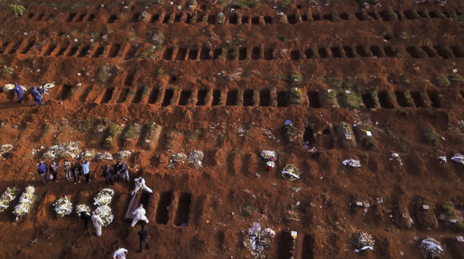 قبور فارغة حفرت لدفن ضحايا فيروس {كورونا} في ساو باولو أول من أمس (رويترز)