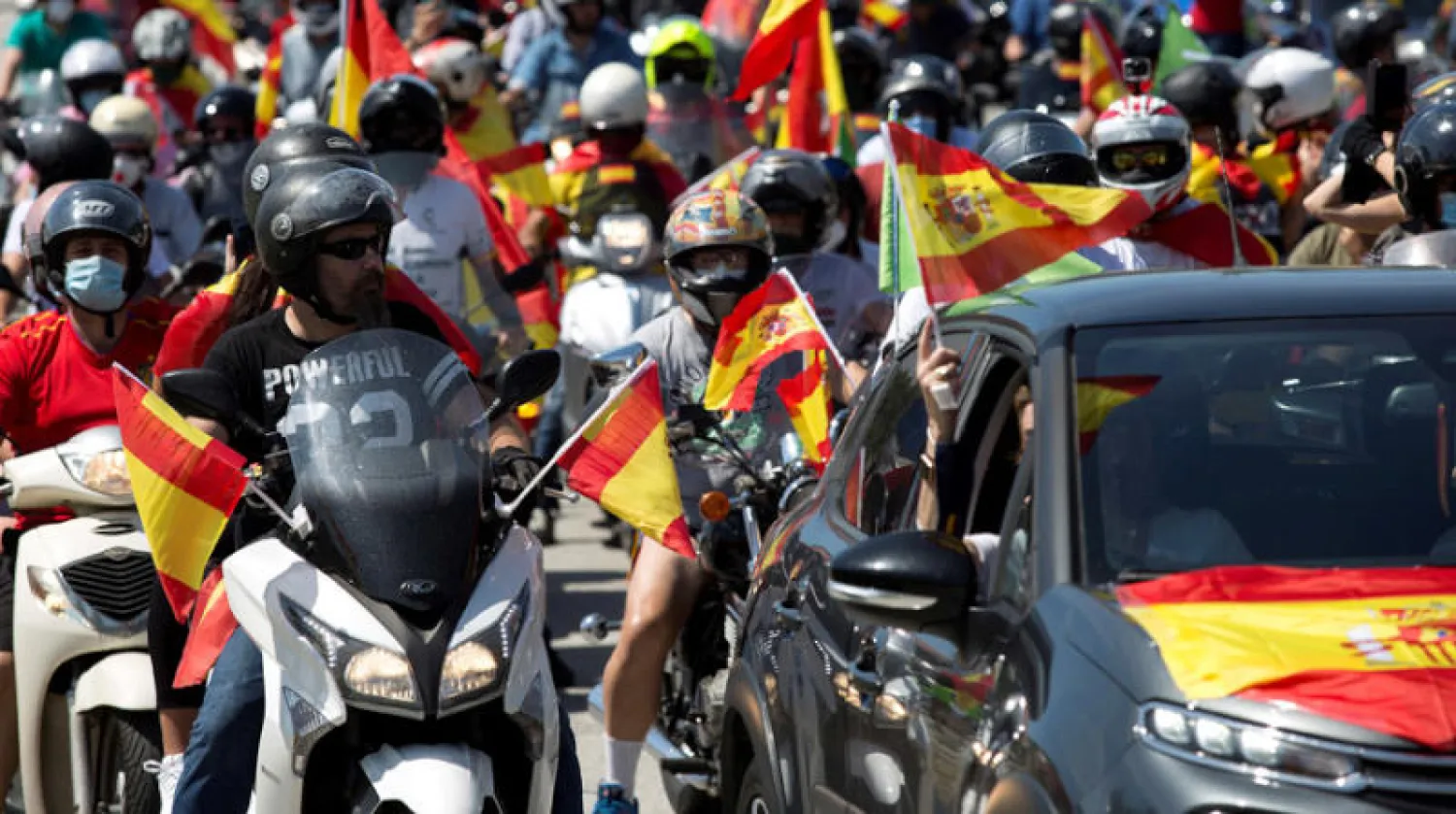 جانب من مظاهرة تطالب برفع القيود في مدينة مالقا أمس (إ.ب.أ)