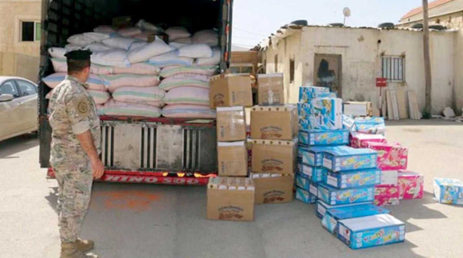 صورة وزعها الجيش اللبناني لعملية ضبط مواد مهربة في منطقة بعلبك (مديرية التوجيه في الجيش)