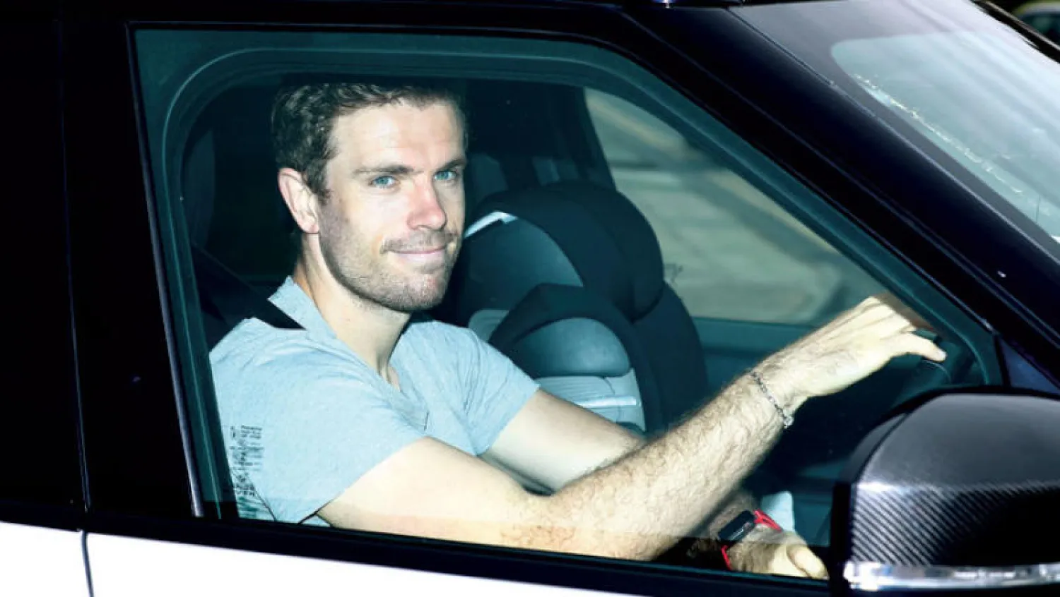 هيندرسون نجم ليفربول لدى وصوله لاستئناف التدريبات (رويترز)