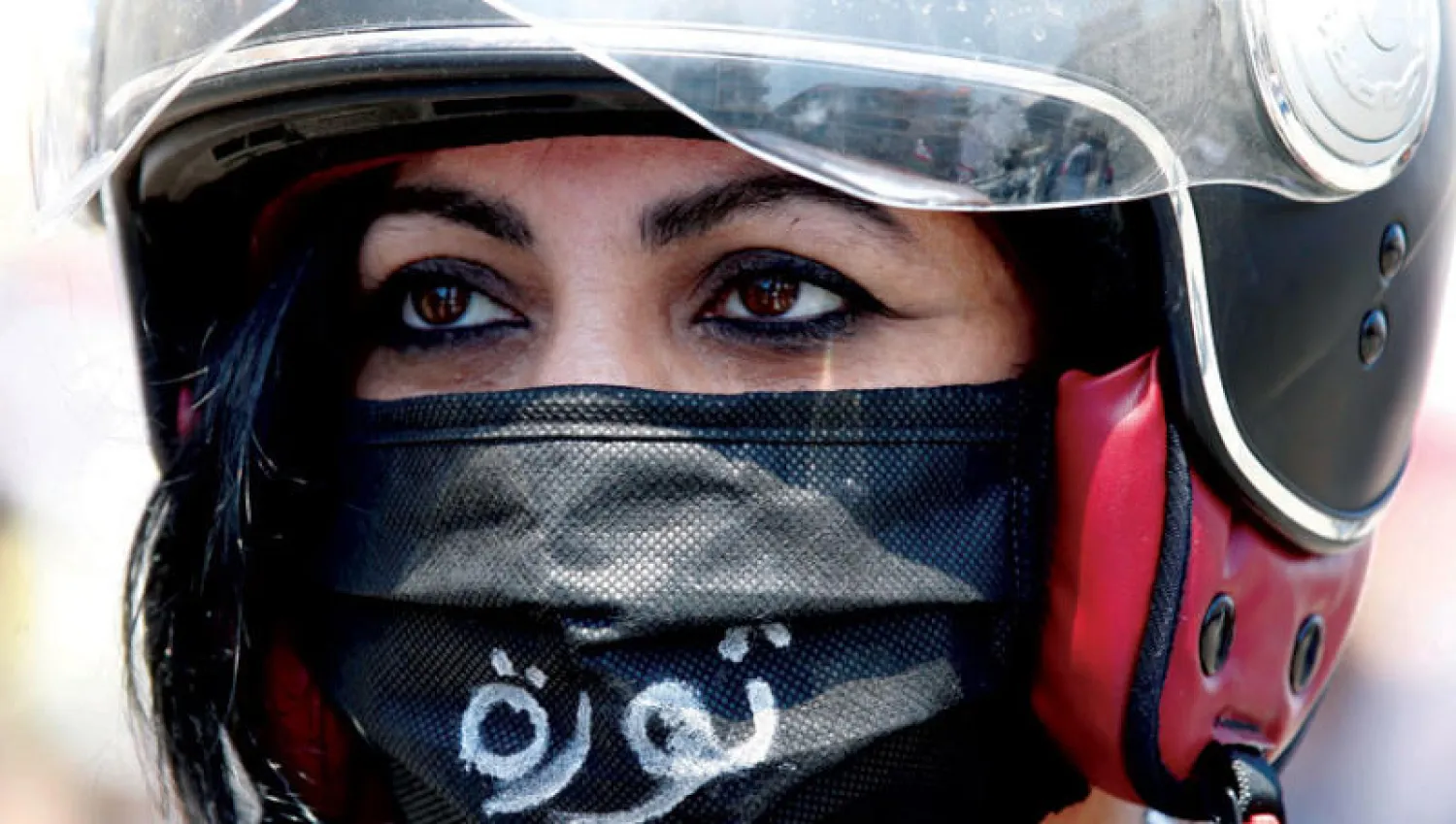 تردي الأوضاع الاقتصادية وعدم الاستقرار أشعلا الانتفاضة و{كورونا» زاد من تردي الأوضاع وأربك القطاع الإعلامي اللبناني (رويترز)