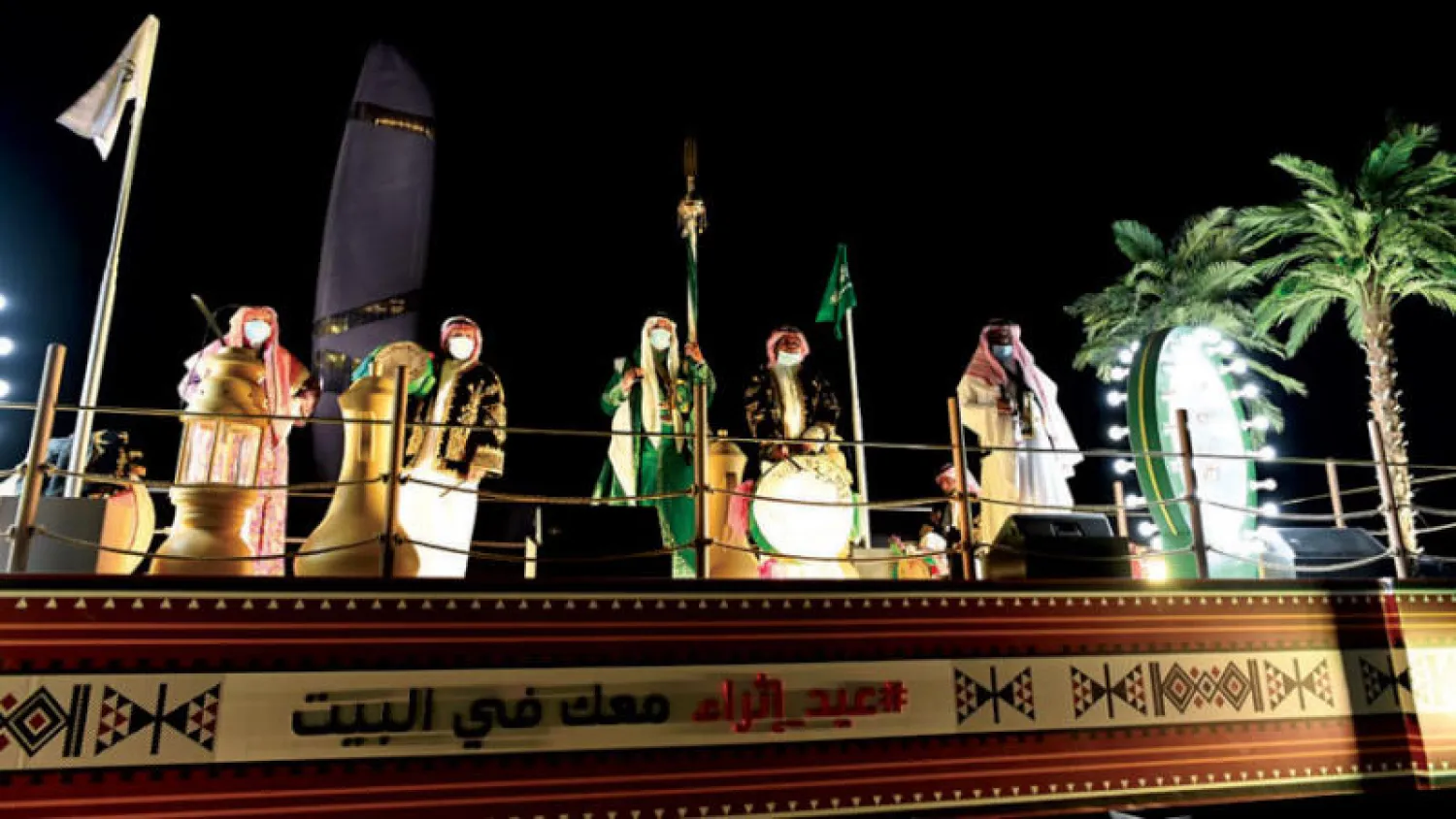 حافلات مكشوفة ومزينة جابت أحياء الخبر والدمام والظهران