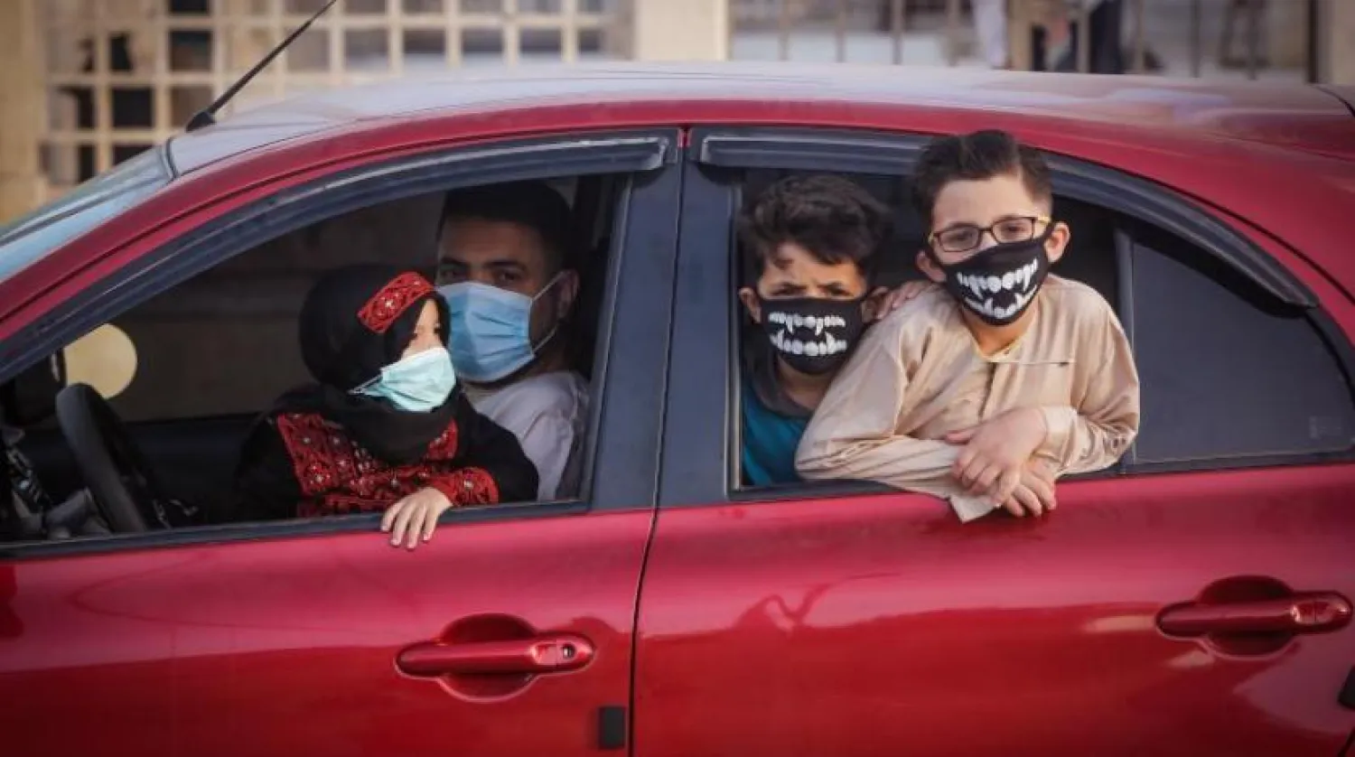 Filistinli bir aile maske ile dolaşıyor (AFP)