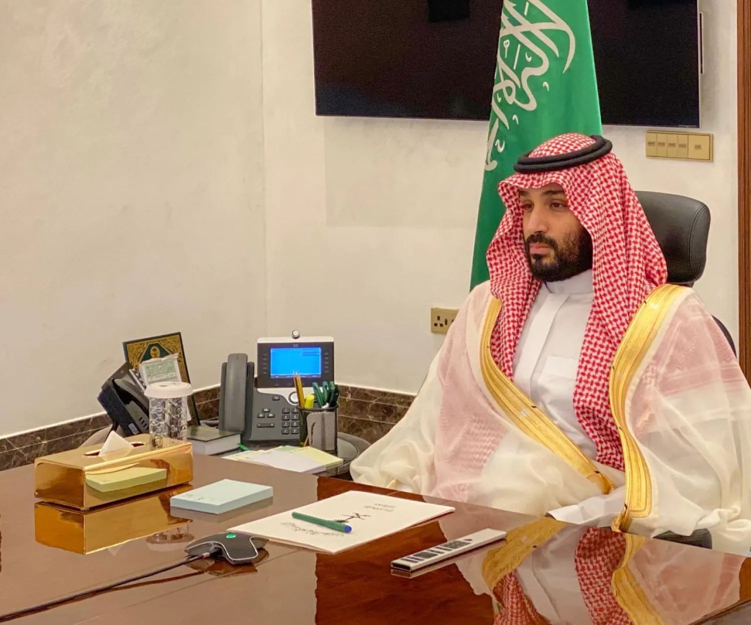 ولي العهد السعودي الأمير محمد بن سلمان بن عبد العزيز خلال تهنئته منسوبي وزارة الدفاع عبر الاتصال المرئي (واس)