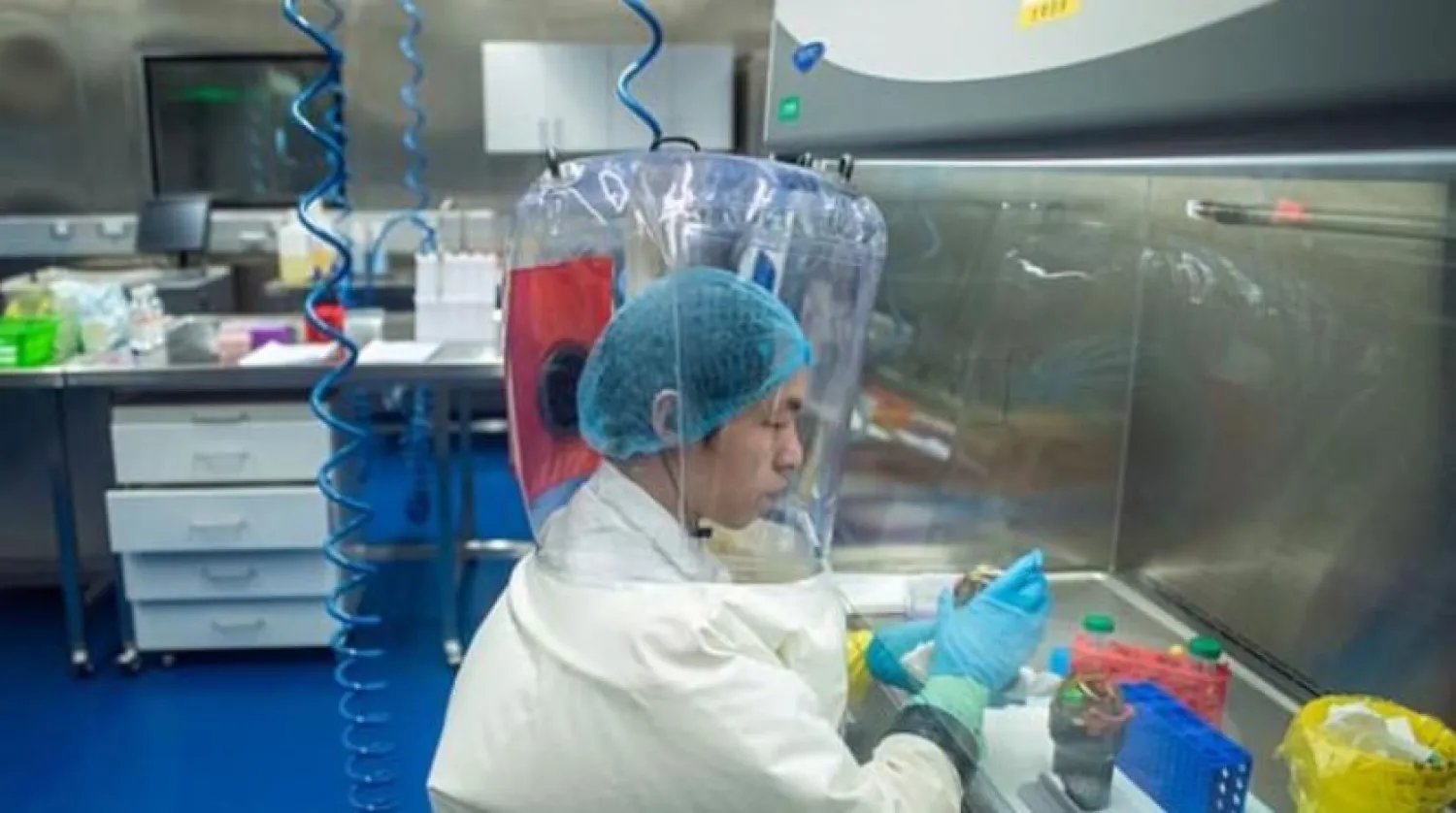 Wuhan Viroloji Enstitüsü’ndeki bir görevli (AFP)