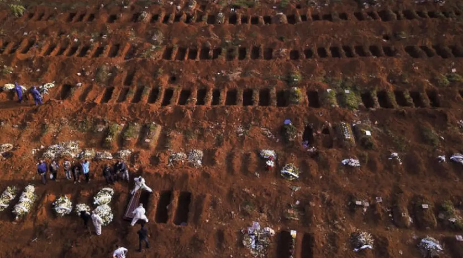 Dün Sao Paulo’da koronavirüs kurbanlarının gömülmesi için kazılan mezarlar (Reuters)
