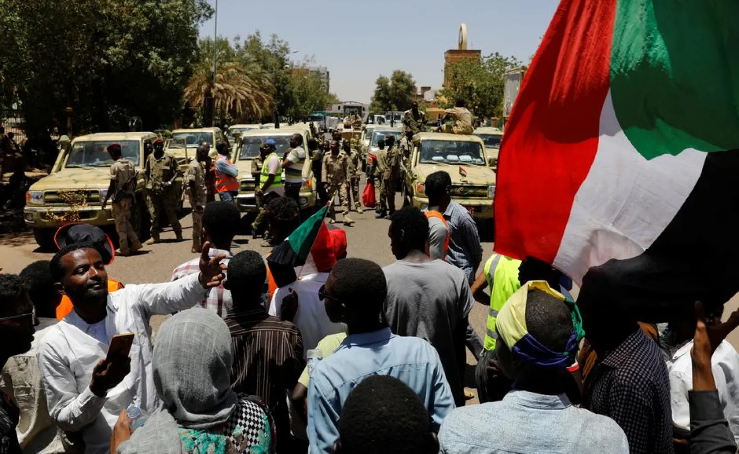 Sudanese demonstrators chant slogans in front of security forces during a protest in Khartoum, Sudan April 15, 2019. (file photo: Reuters)

