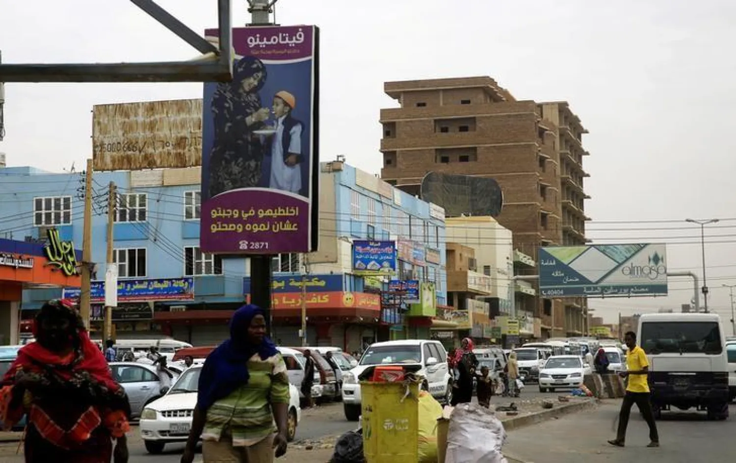 A general view shows Sudanese people and traffic along a street in Khartoum, Sudan June 11, 2019. REUTERS/Mohamed Nureldin Abdallah/File Photo
