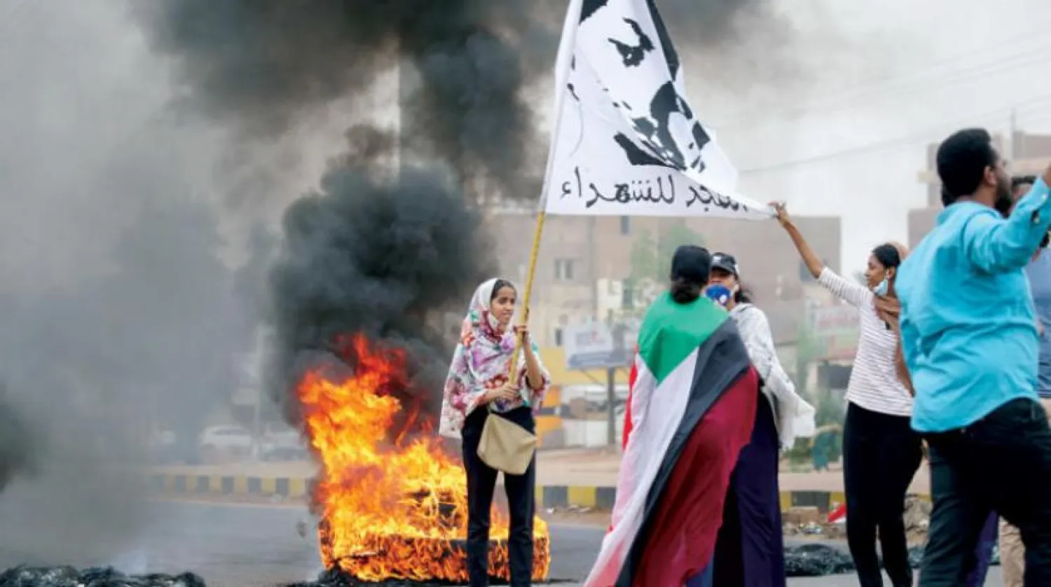 ​Sudanlılar dün başkent Hartum'da oturma eyleminin güvenlik güçleri tarafından şiddetle bastırılmasının yıldönümü dolayısıyla gösteriler düzenlediler (AFP)