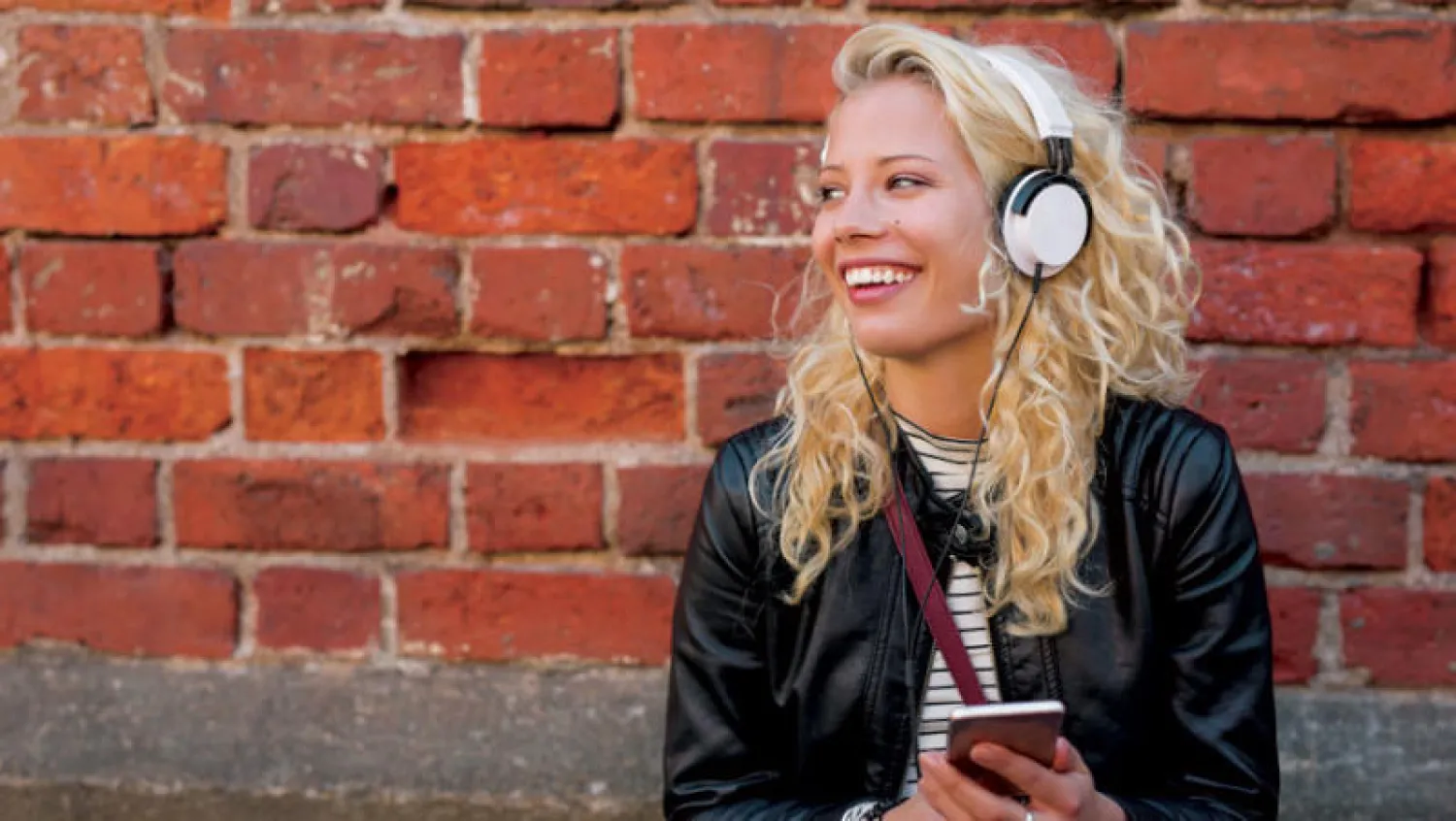 تتميّز خدمة «آبل ميوزيك» بمكتبة موسيقية هائلة تضمّ ألبومات ونغمات حصرية بـ«آي تيونز»