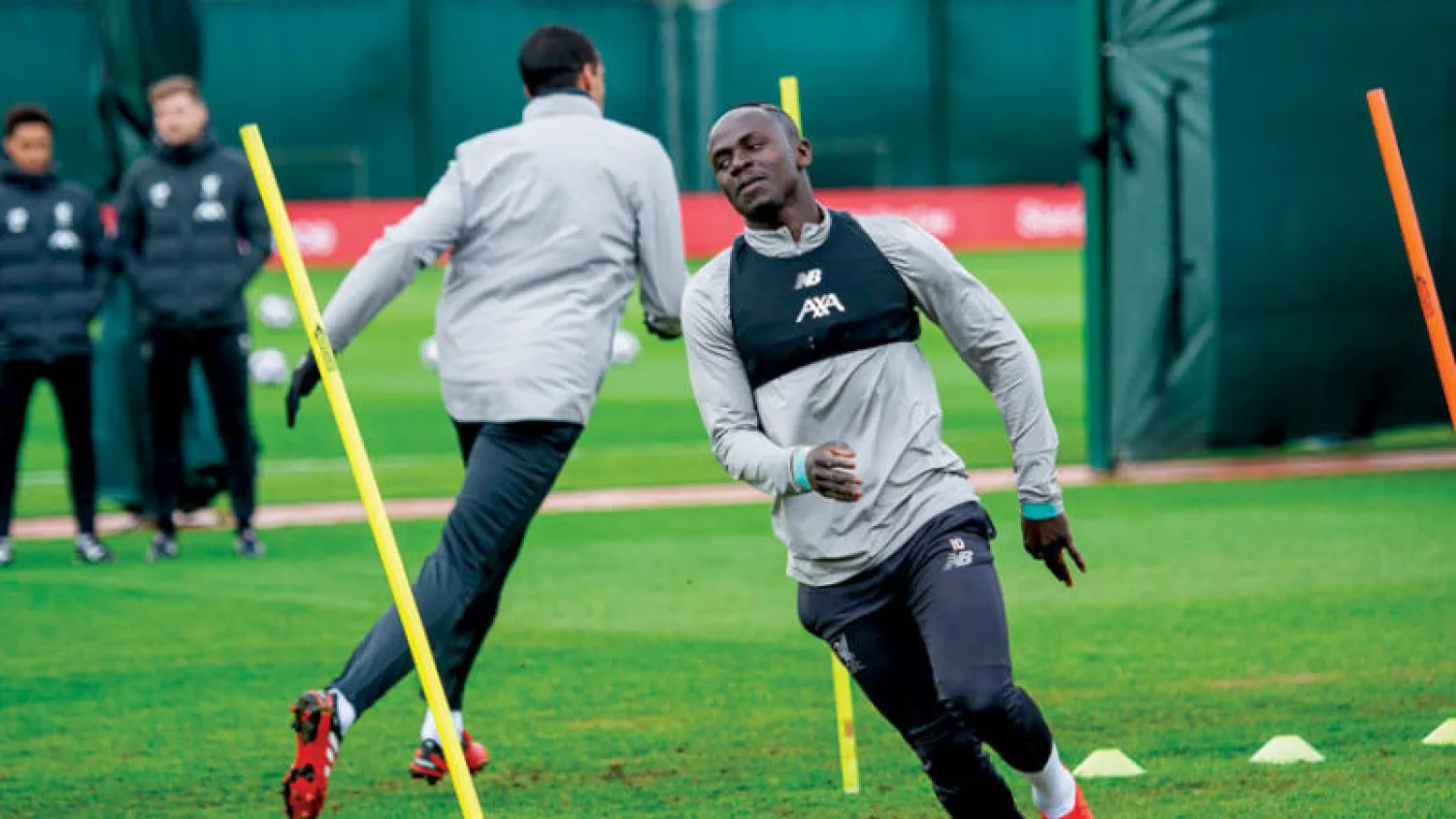 أجازت الحكومة البريطانية للاعبي كرة القدم الانتقال إلى «المرحلة الثانية» من خطة استئناف الموسم (إ.ب.أ)