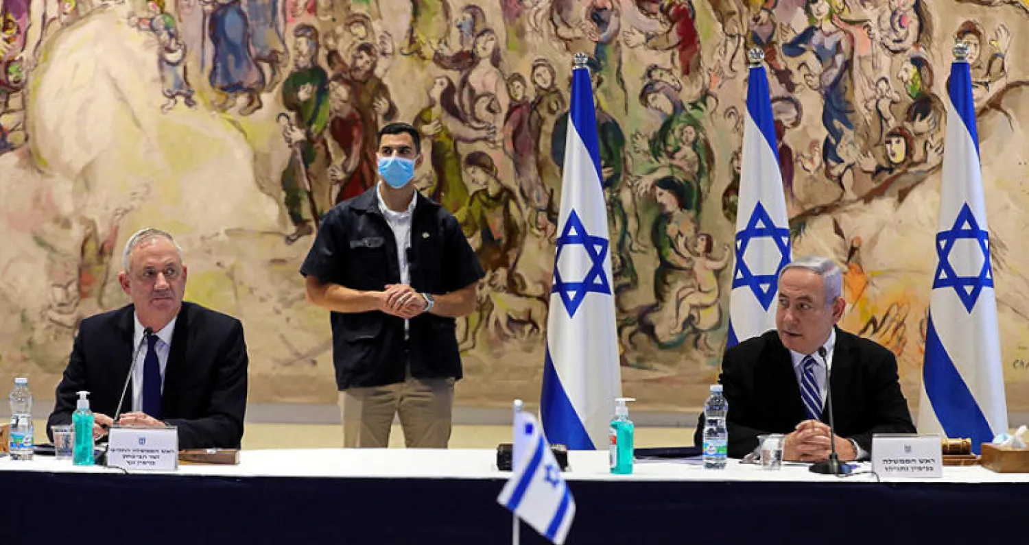 اجتماع الجلسة الأولى للحكومة الإسرائيلية في الكنيست برئاسة نتنياهو ونائبه غانتس (رويترز)