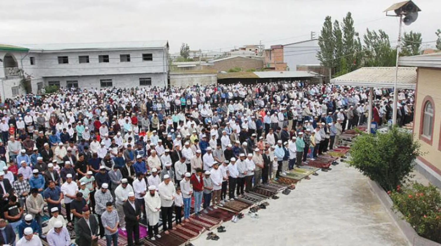 İran’ın kuzey batısındaki Türkmenlerin çoğunlukta olduğu Türkmen Limanı’nda dün kılınan sabah namazı (Mehr)