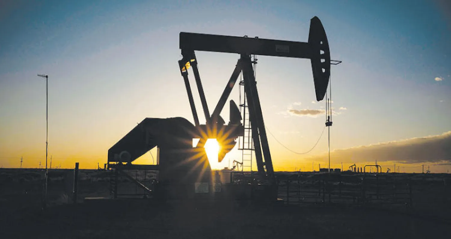 التوقعات تشير إلى عودة الطلب على النفط مع خفض الإجراءات الاحترازية في بعض الدول (أ.ف.ب)