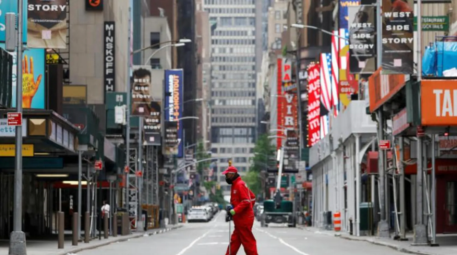 New York’un Manhattan bölgesindeki Times Meydanı yakınında bir temizlik işçisi yürürken (Reuters)