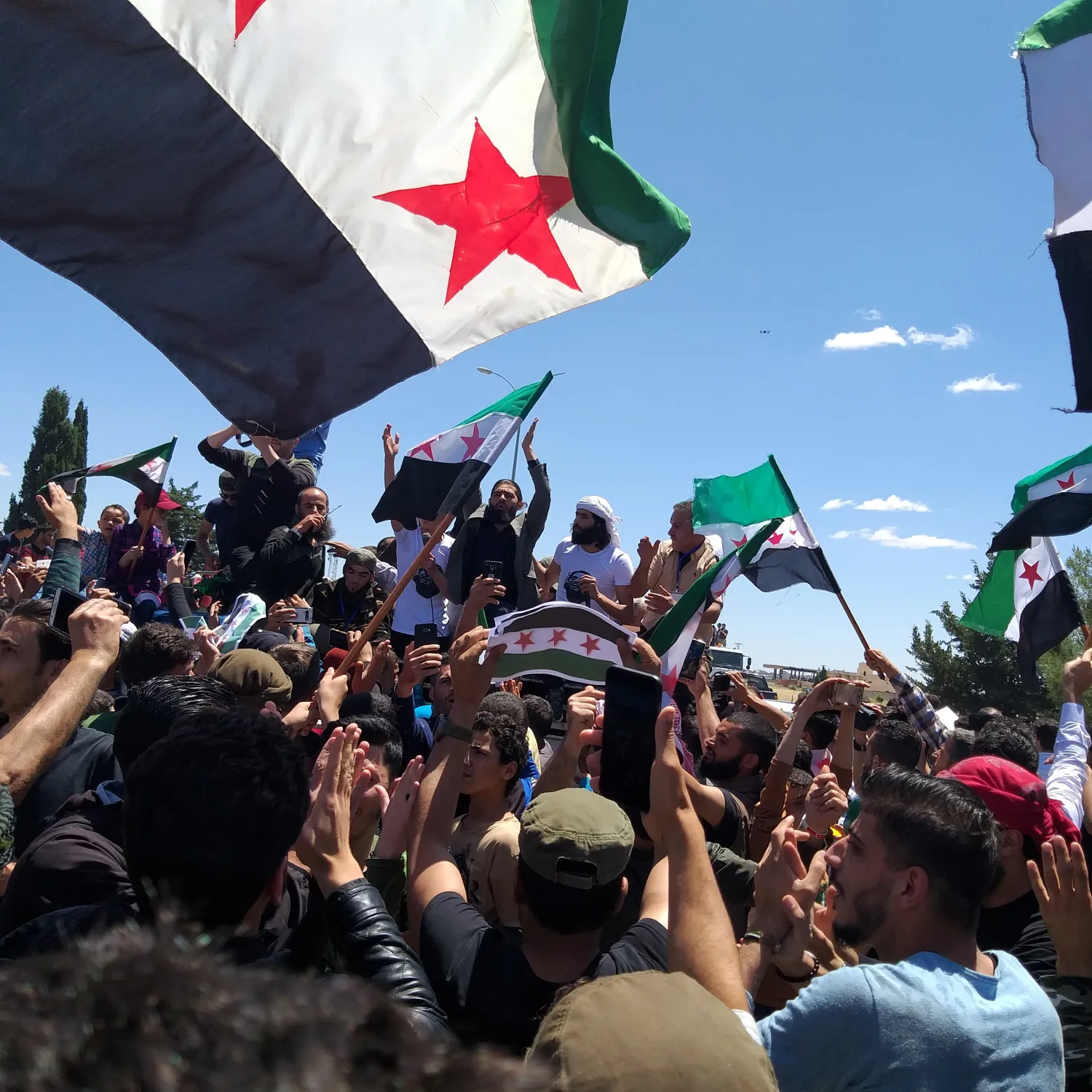 İdlib’de siviller rejimi protesto etti