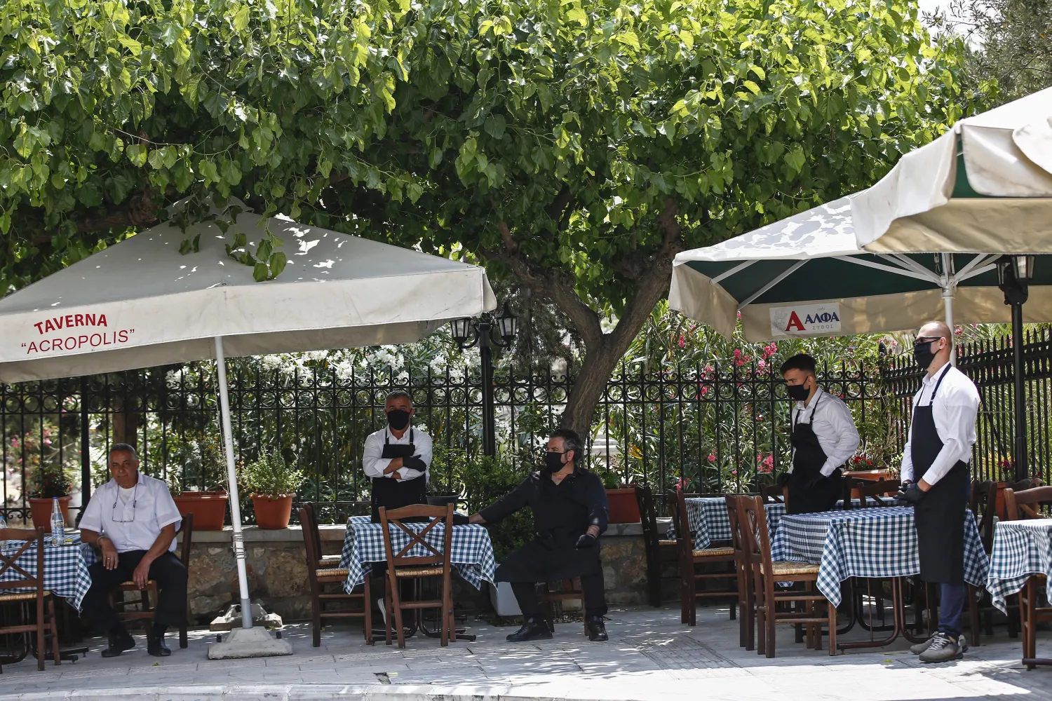 Yunanistan’da kafe ve restoranlar yeniden açıldı